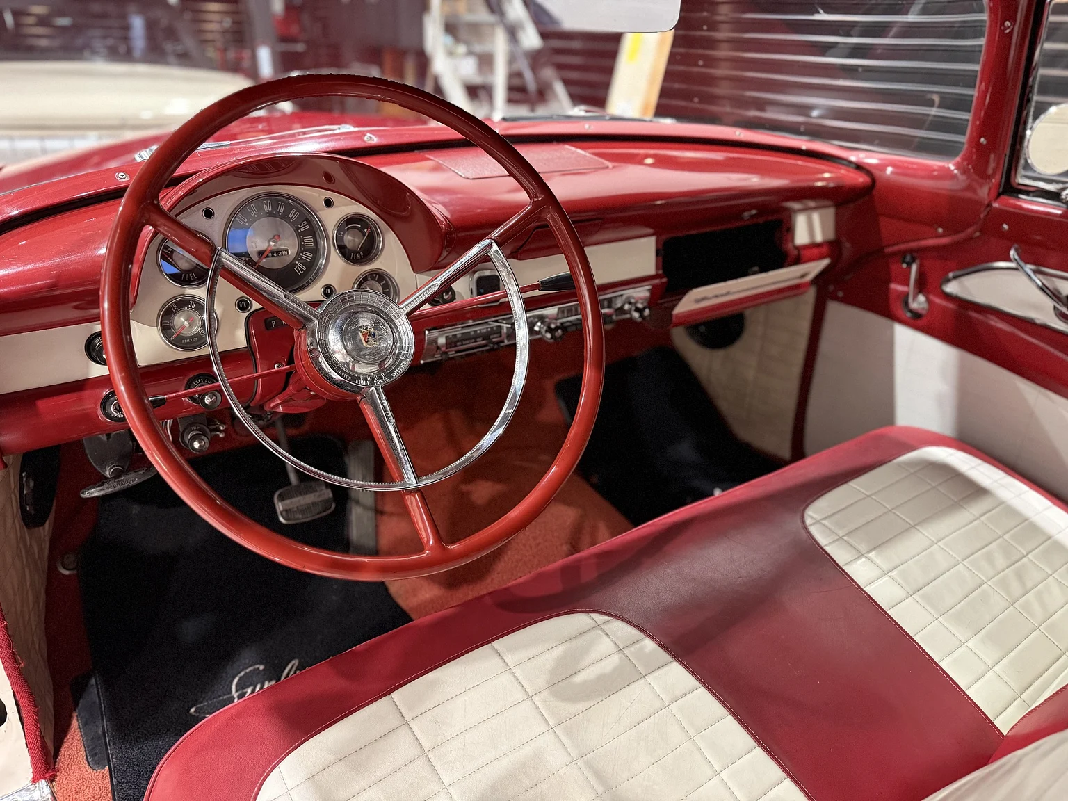 Innenraumfoto von 1956 Ford Fairlane Sunliner V8 5.1 (16)