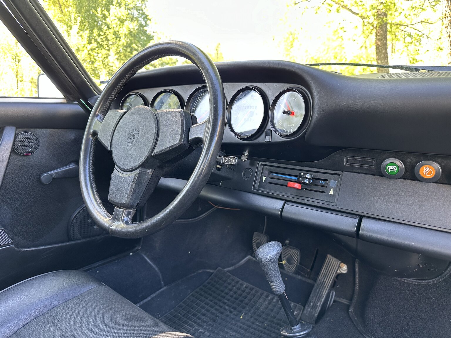 Interior image of 1975 Porsche 911