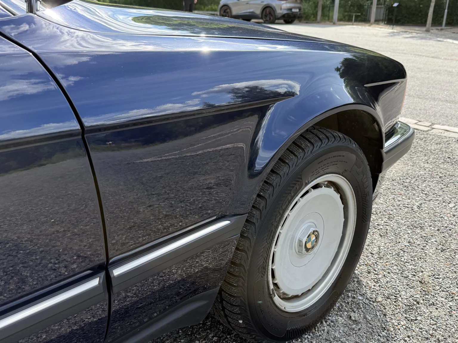 Exterior image of 1990 BMW 750i (62)