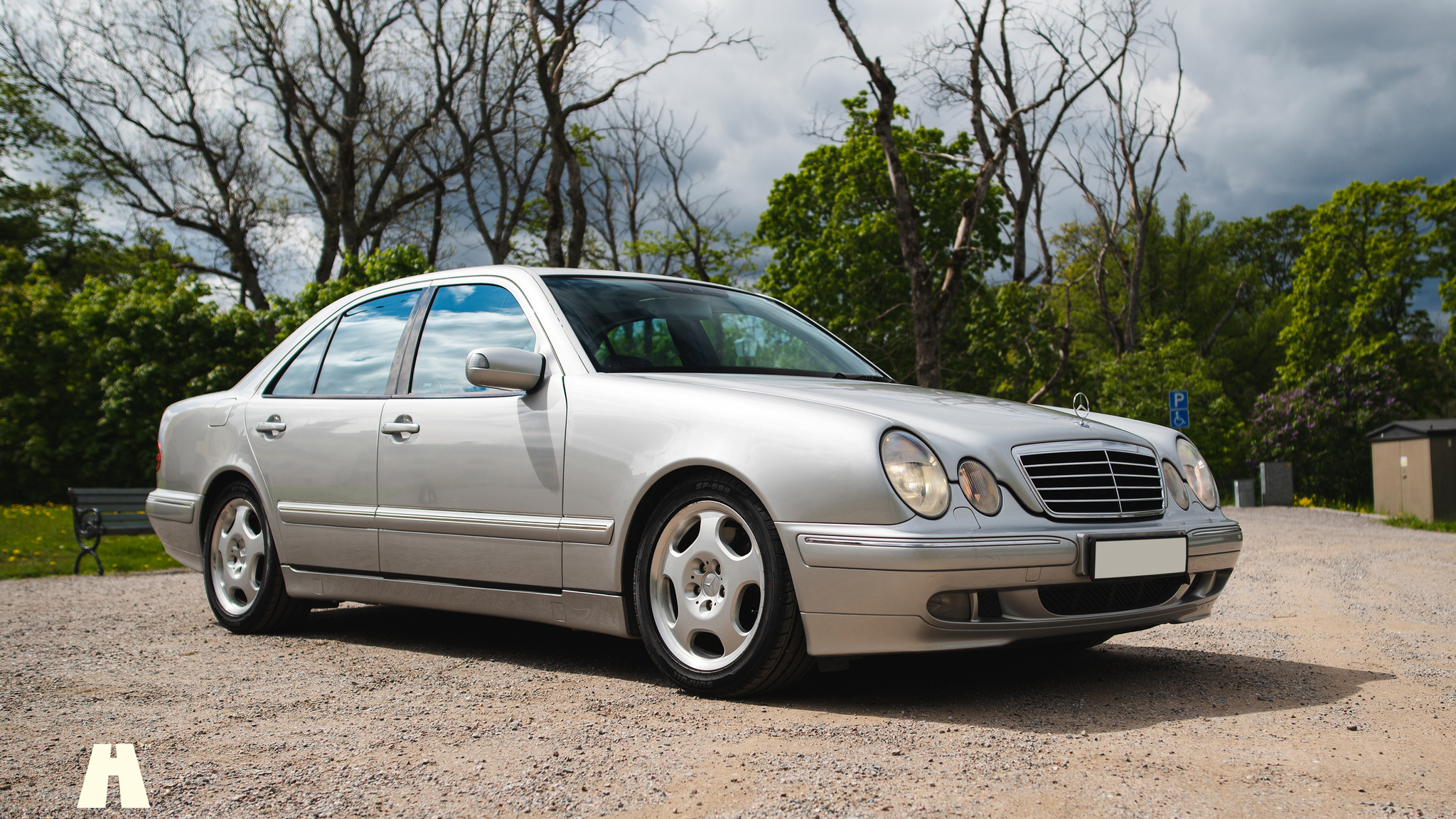 Exterior image of 2000 Mercedes E430