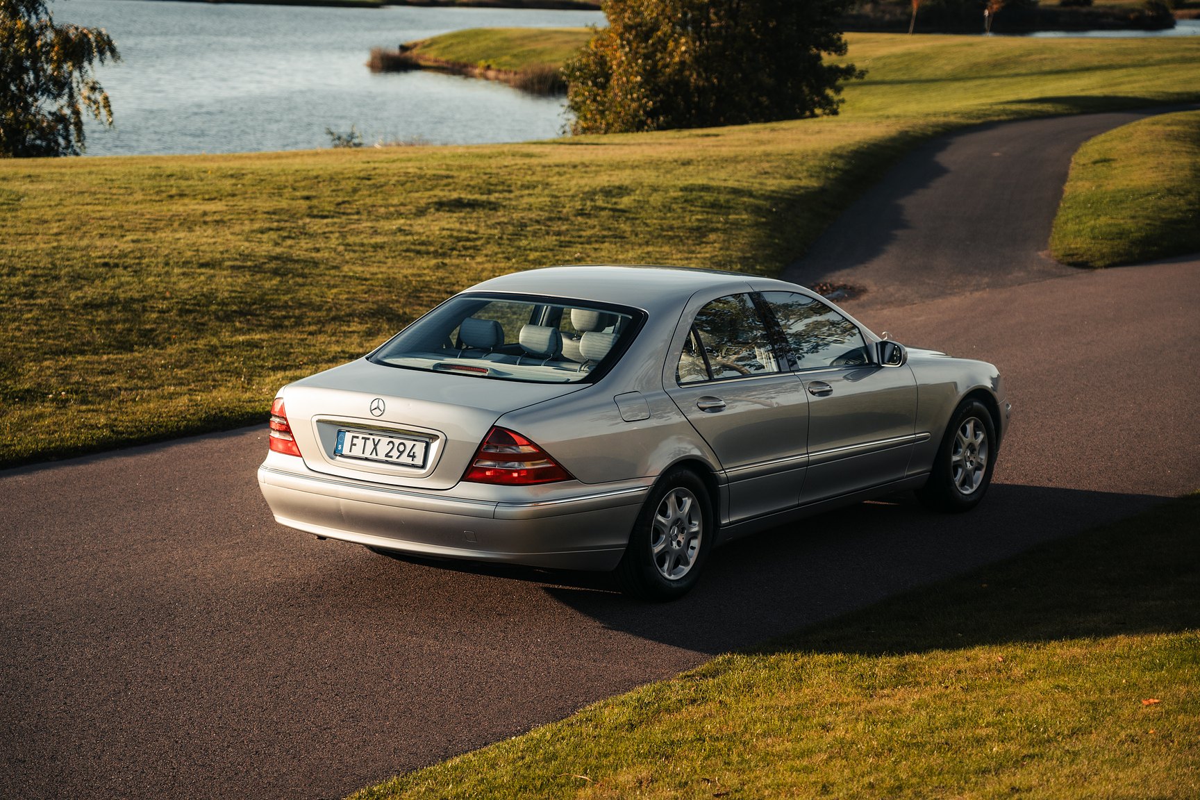 Exterior image of 1999 Mercedes-Benz S 320