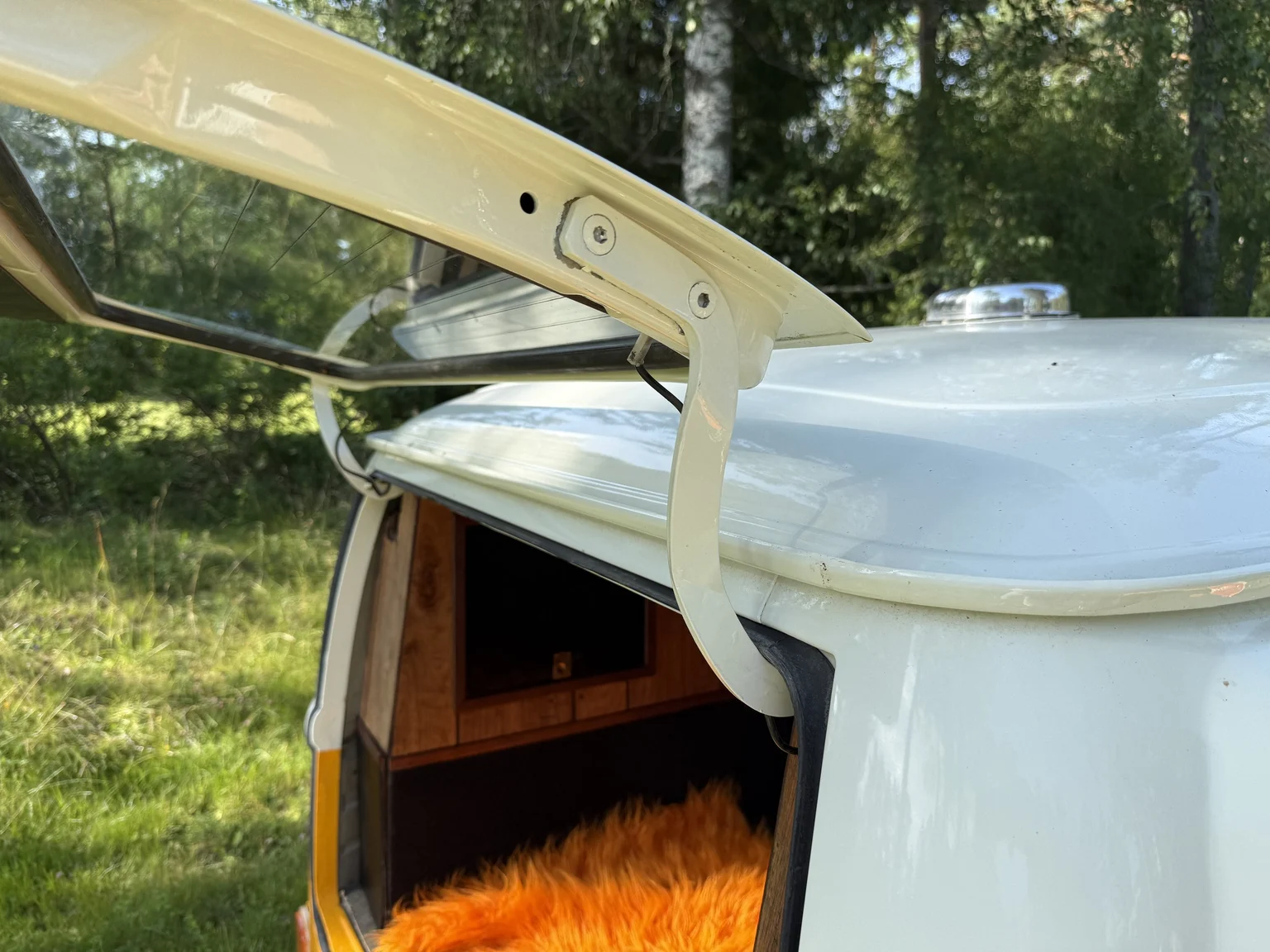 Innenraumfoto von 1975 Volkswagen Transporter Campervan (117)