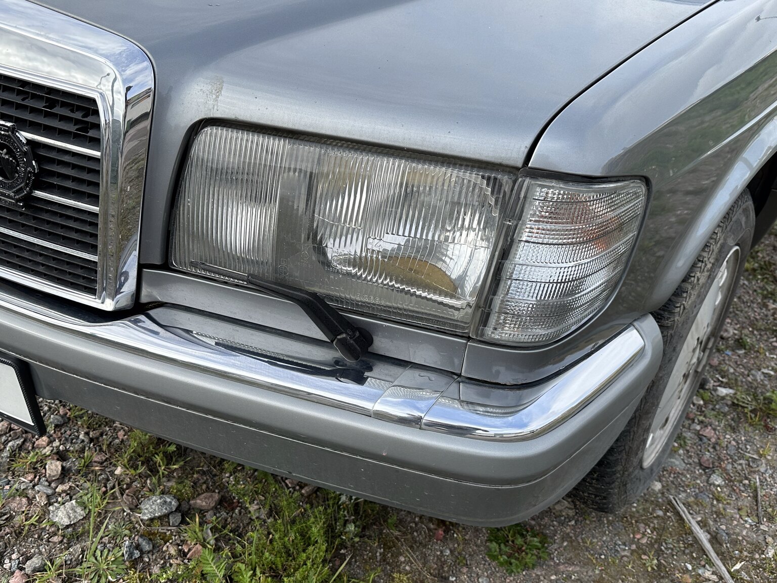 Exterior image of 1987 Mercedes 300 SE