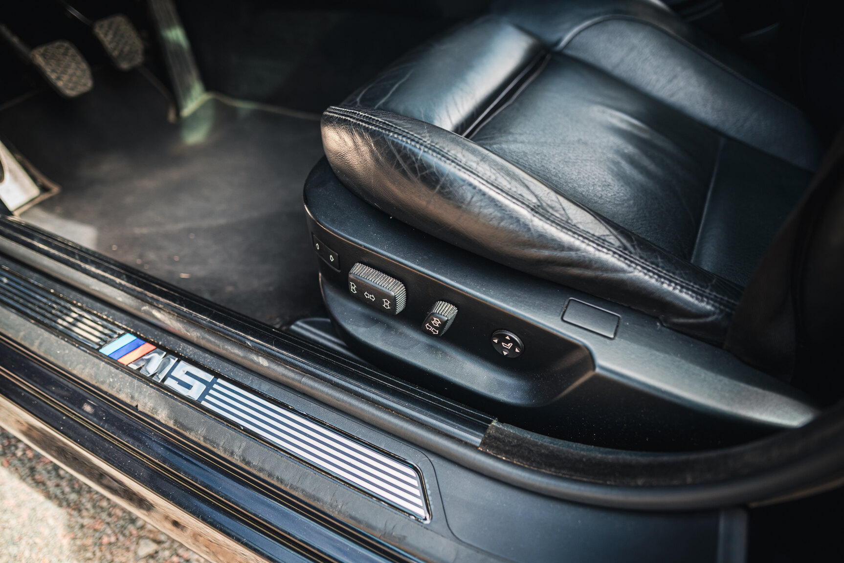 Interior image of 2000 BMW M5 E39