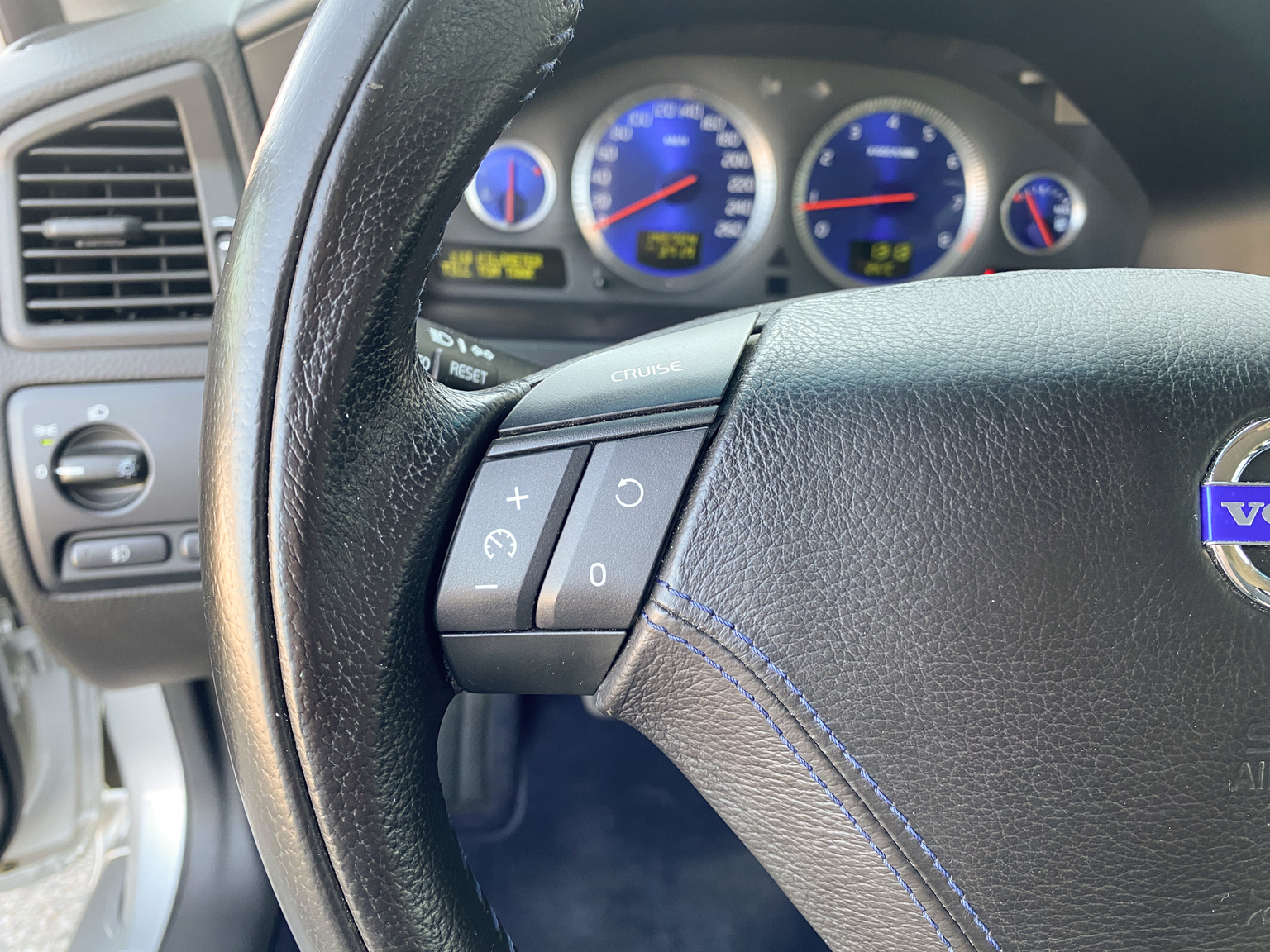 Interior image of 2005 Volvo V70 R AWD (12)