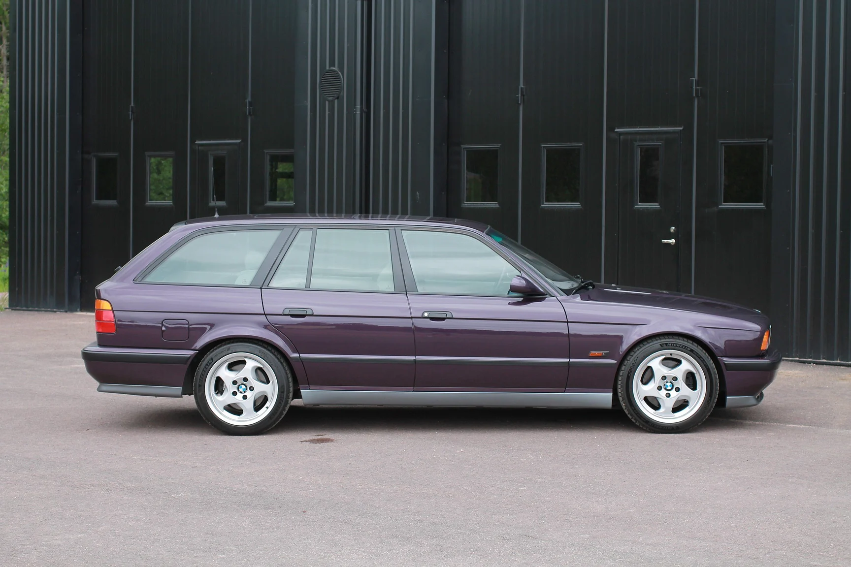 Exterior image of 1993 BMW M5 Touring 3.8 Manual (31)