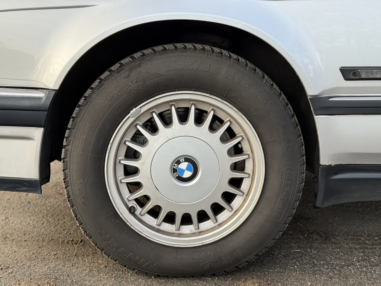 Exteriörbild på 1992 BMW 730iA (23)