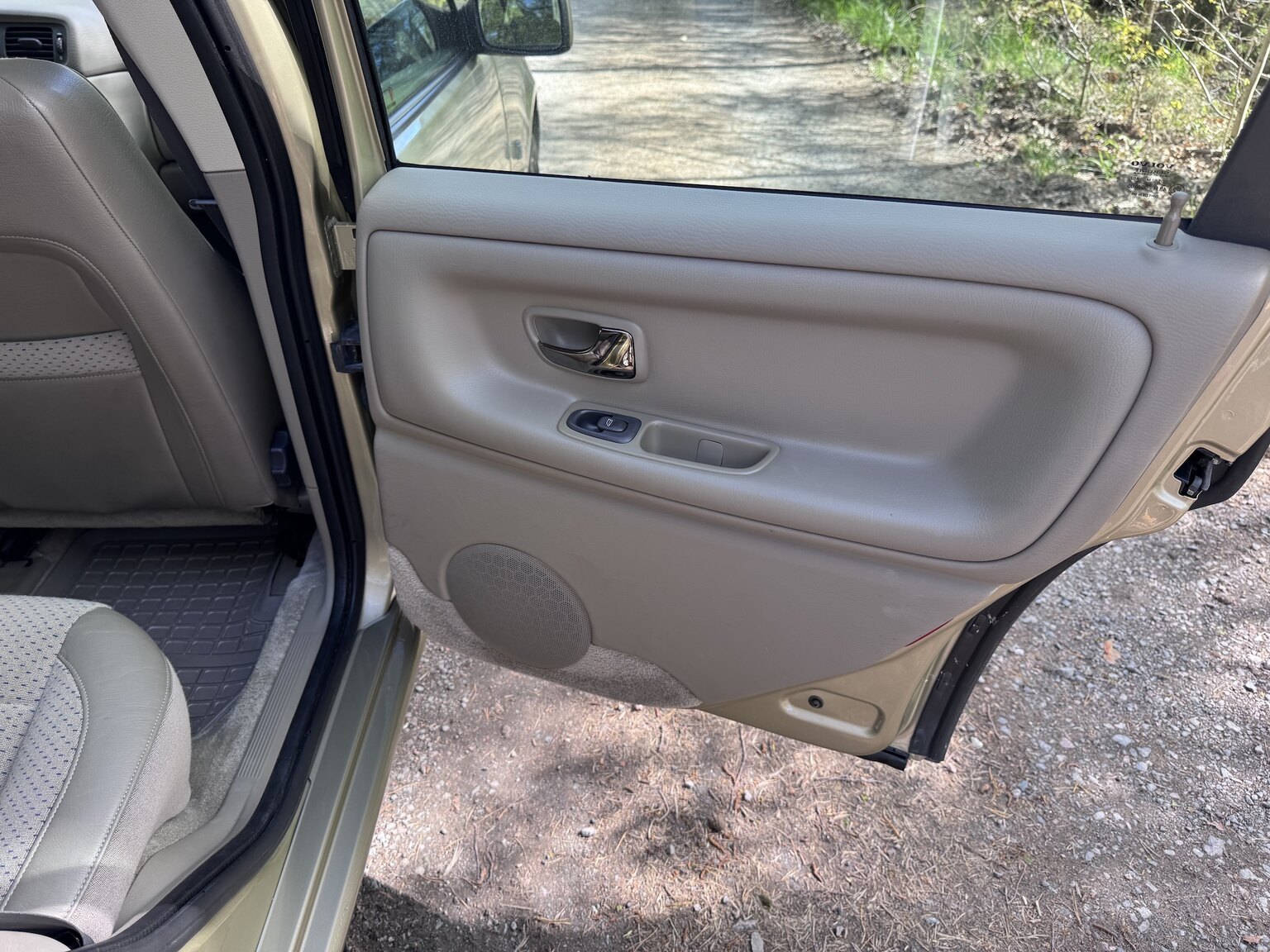 Interior image of 1999 Volvo V70 2.5