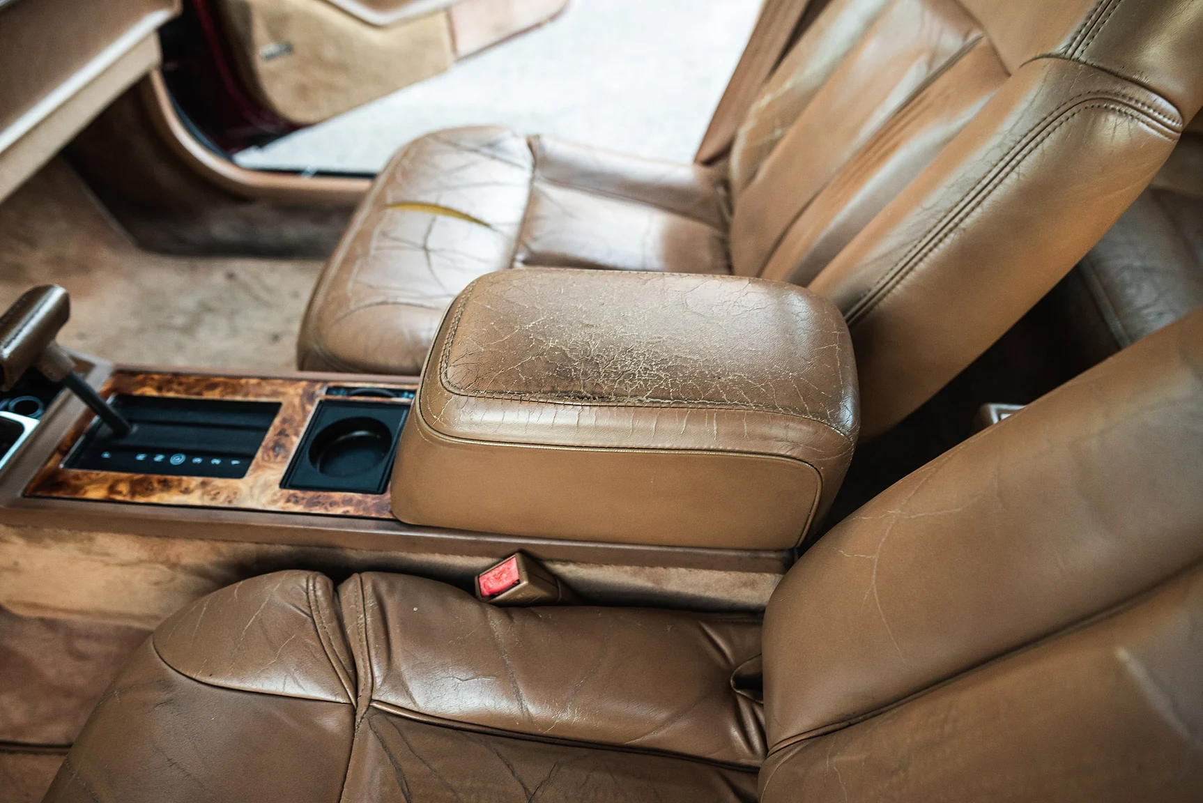 Interior image of 1989 Cadillac Seville (13)