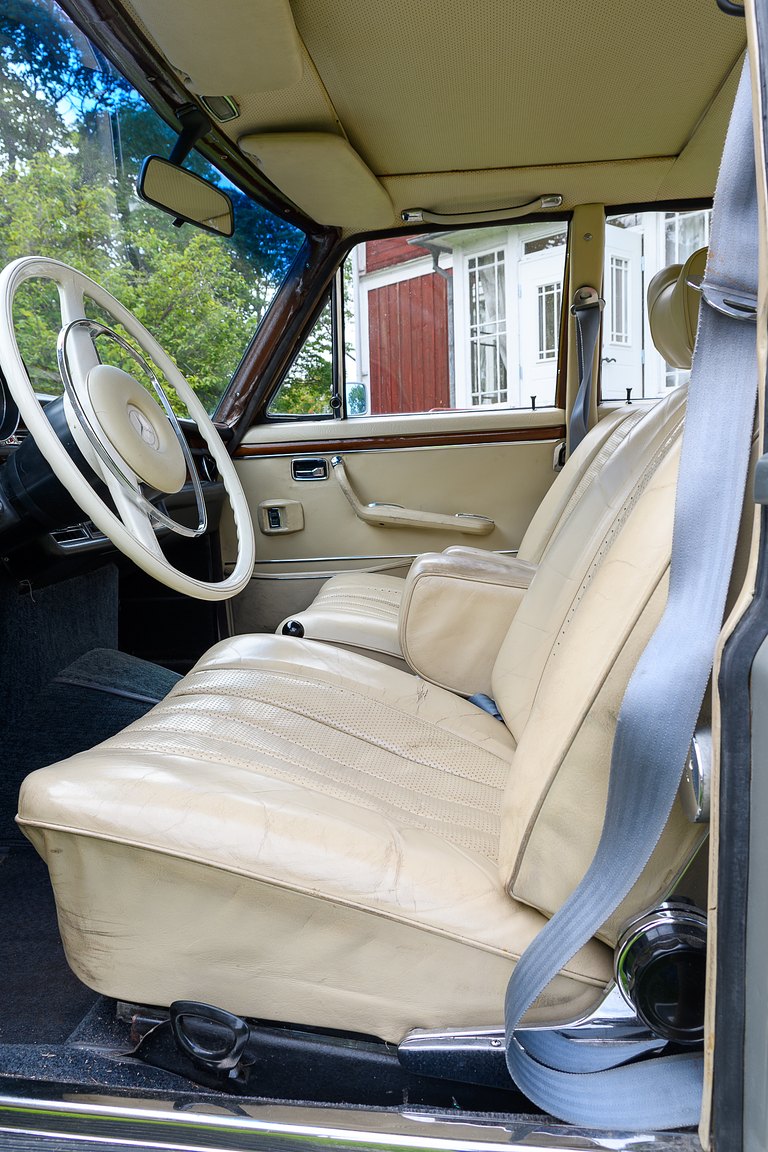 Interior image of 1969 Mercedes-Benz 300 SEL