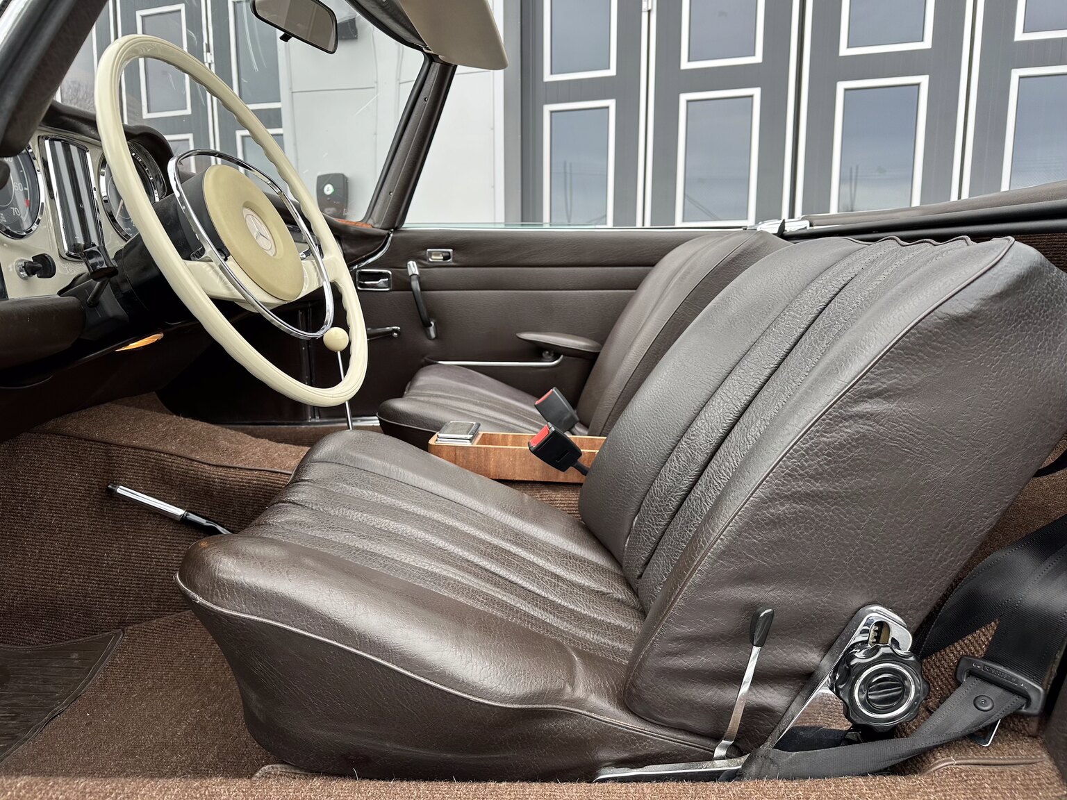 Interior image of 1968 Mercedes Benz SL 280 Pagoda