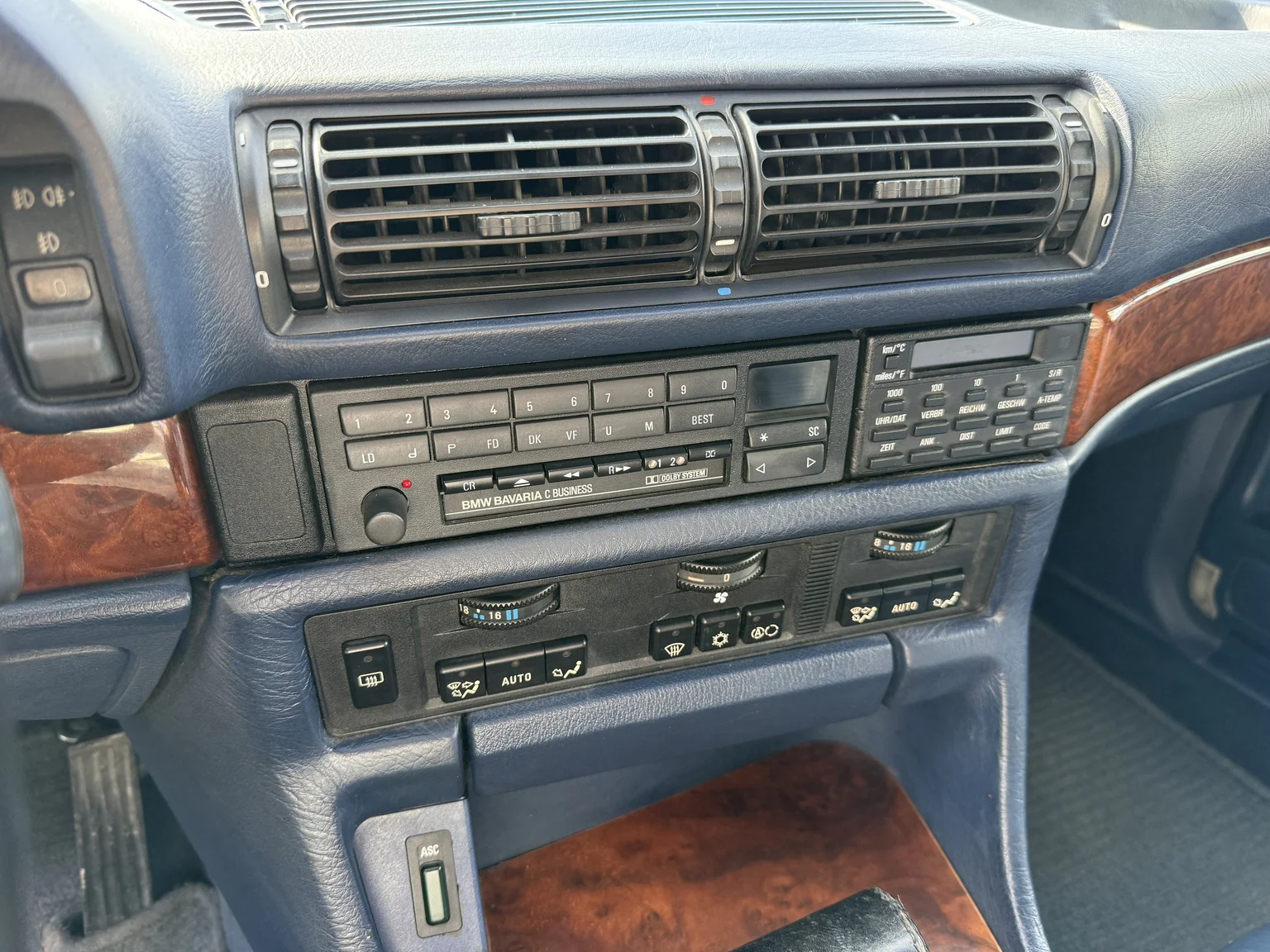Innenraumfoto von 1990 BMW 750i (30)