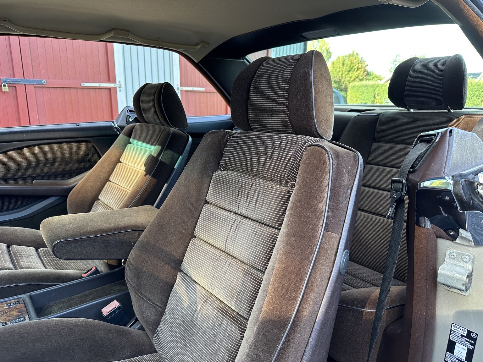 Interior image of 1986 Mercedes-Benz 500 SEC (3)
