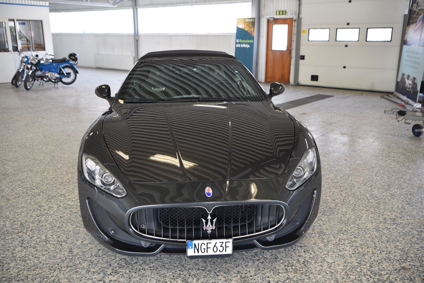 Exterior image of 2016 Maserati Grancabrio (10)