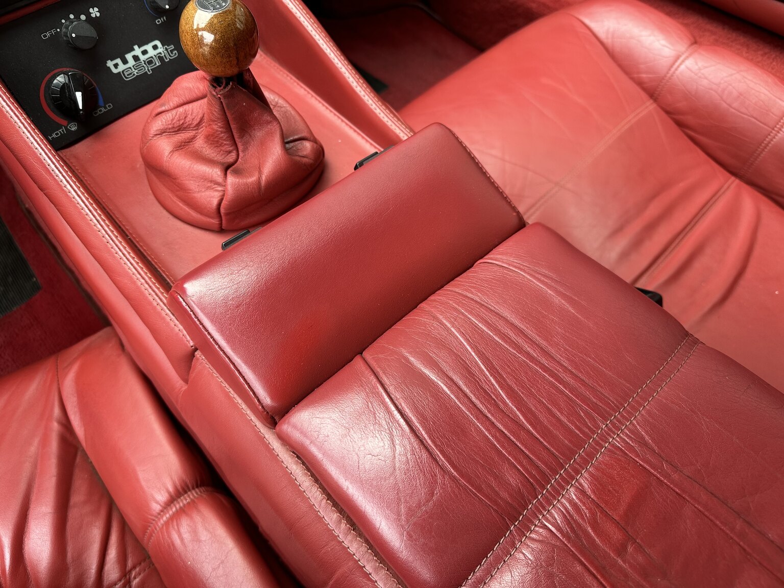 Interior image of 1987 Lotus Esprit Turbo HCi (8)