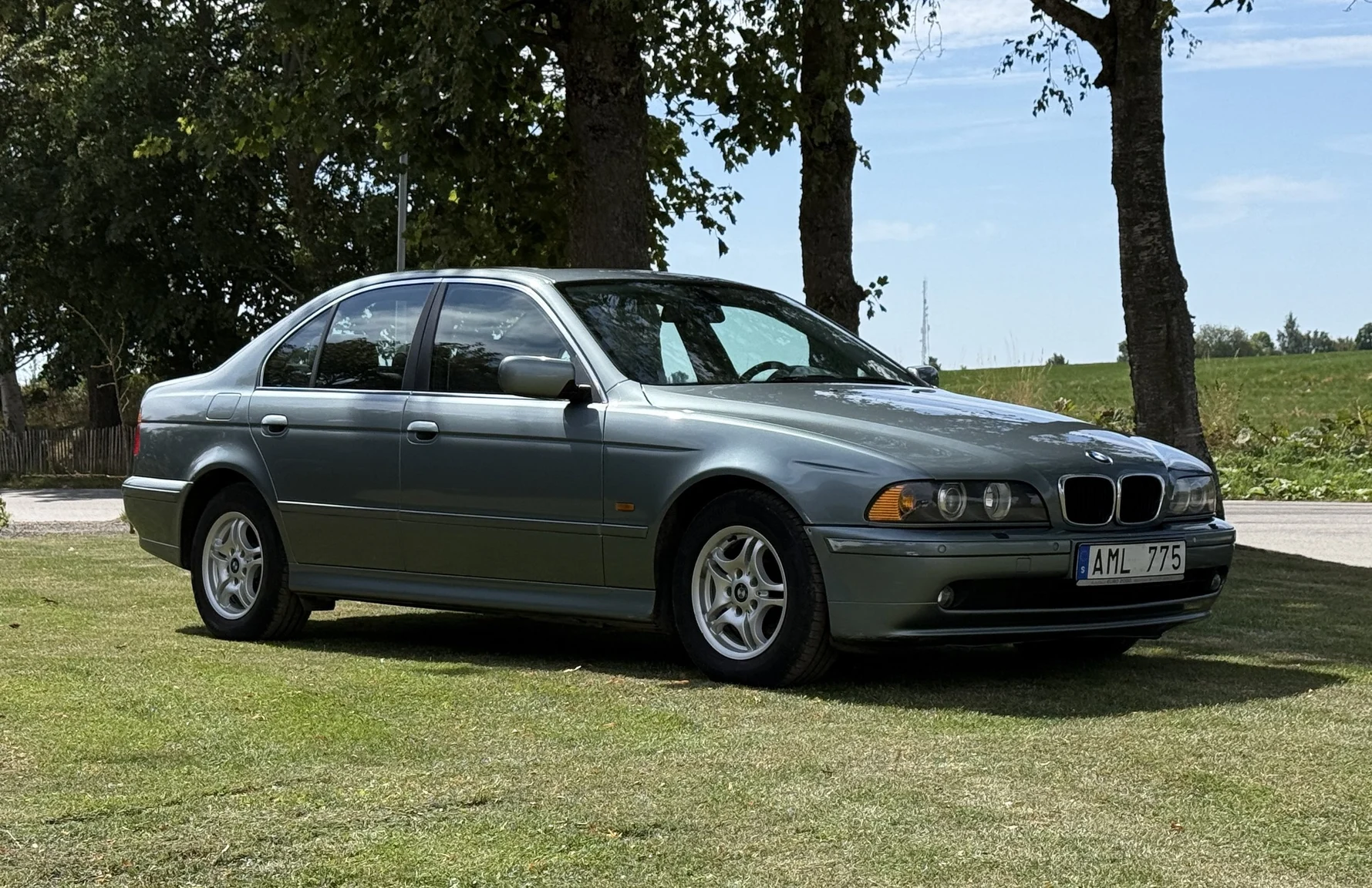 Exterior image of 2003 BMW 525d Sedan (1)