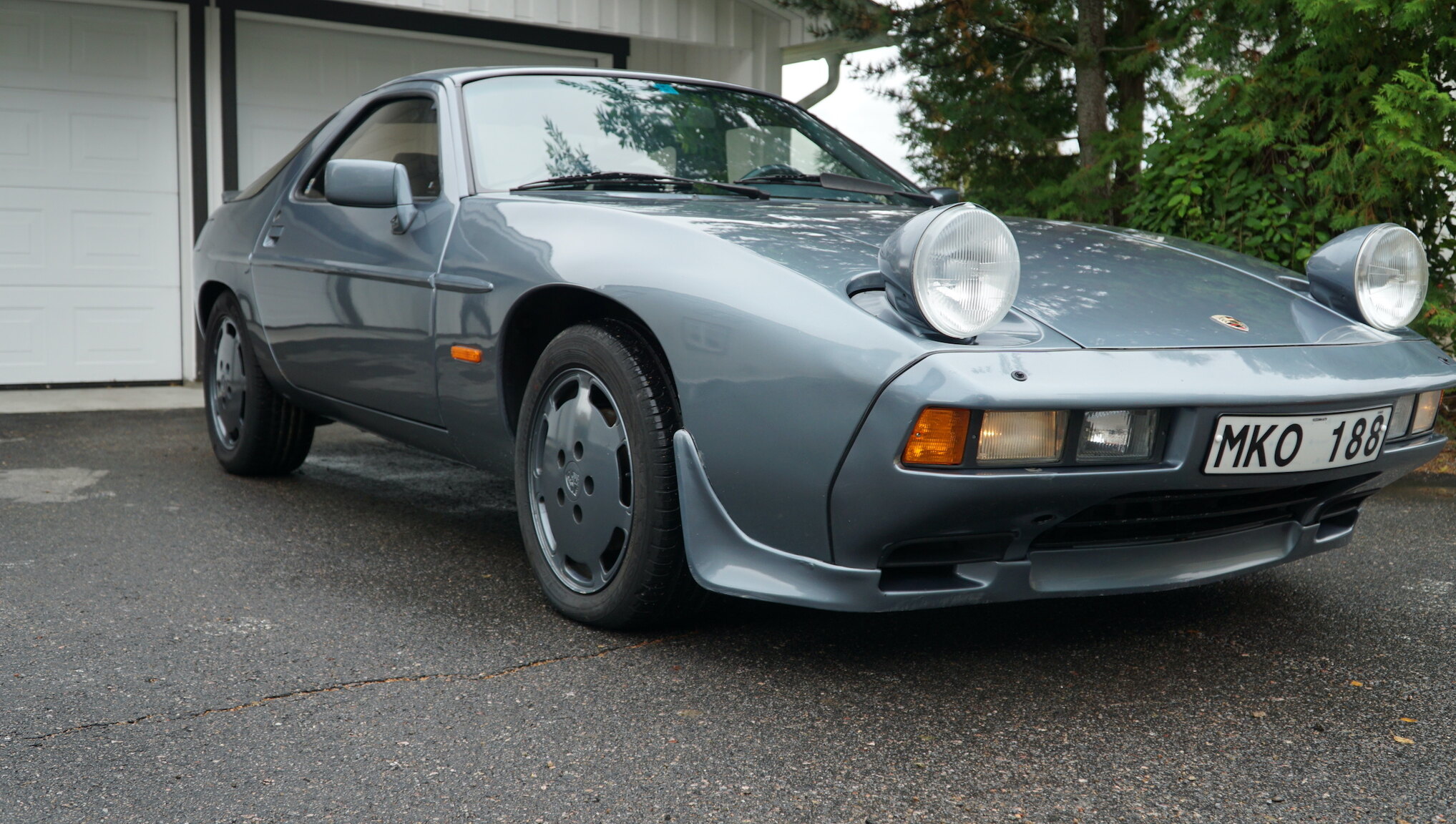 Exterior image of 1983 Porsche 928S (24)