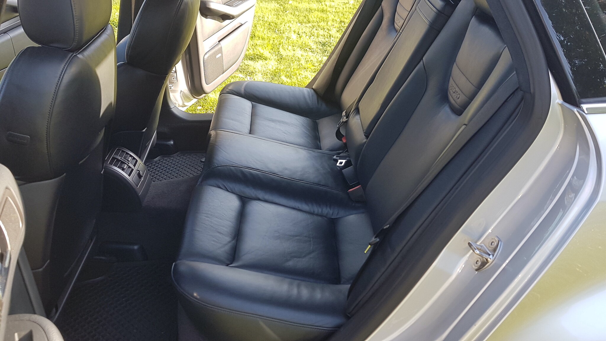 Interior image of 2000 Audi S6 Avant
