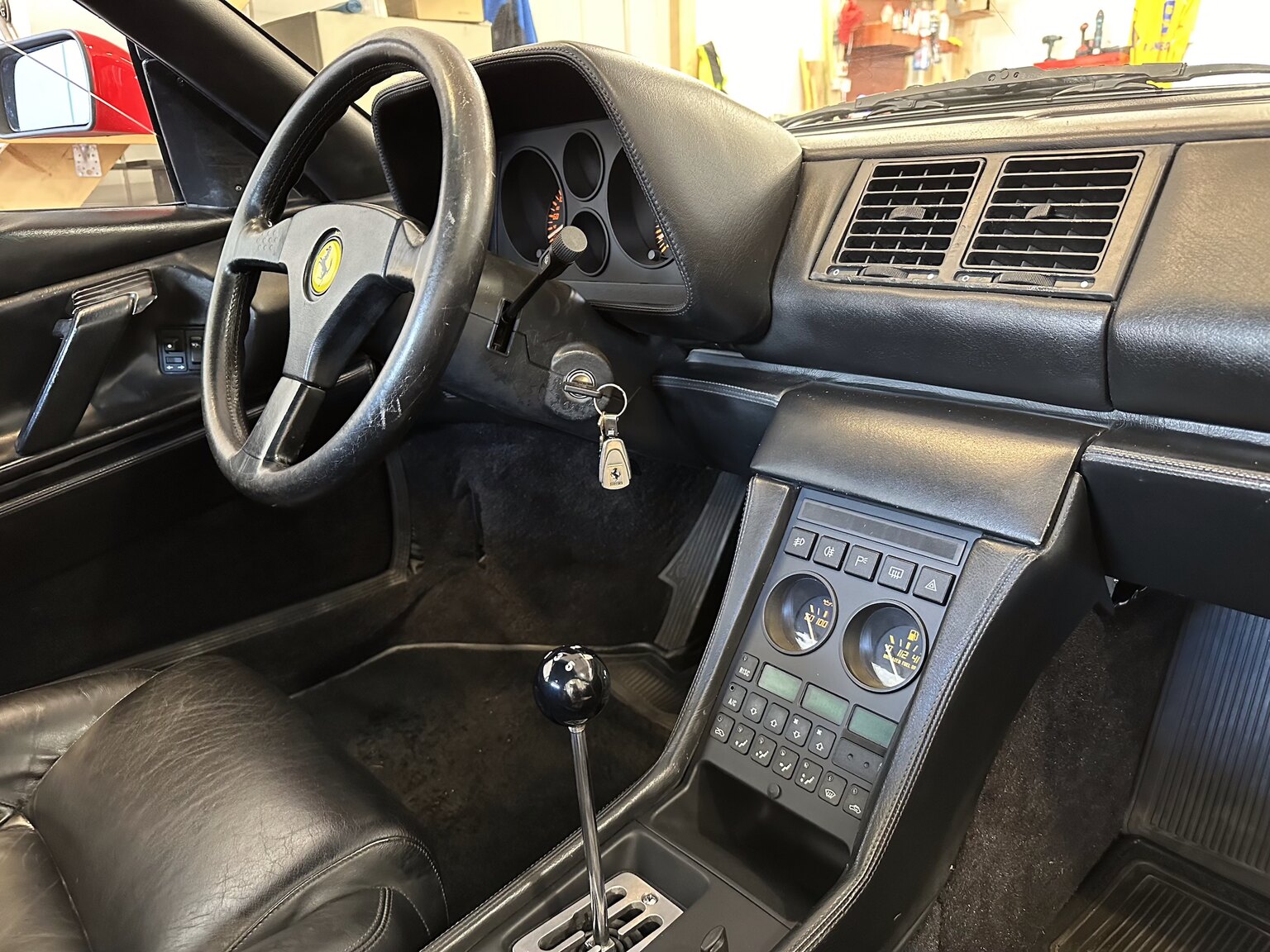 Innenraumfoto von 1990 Ferrari 348 (37)