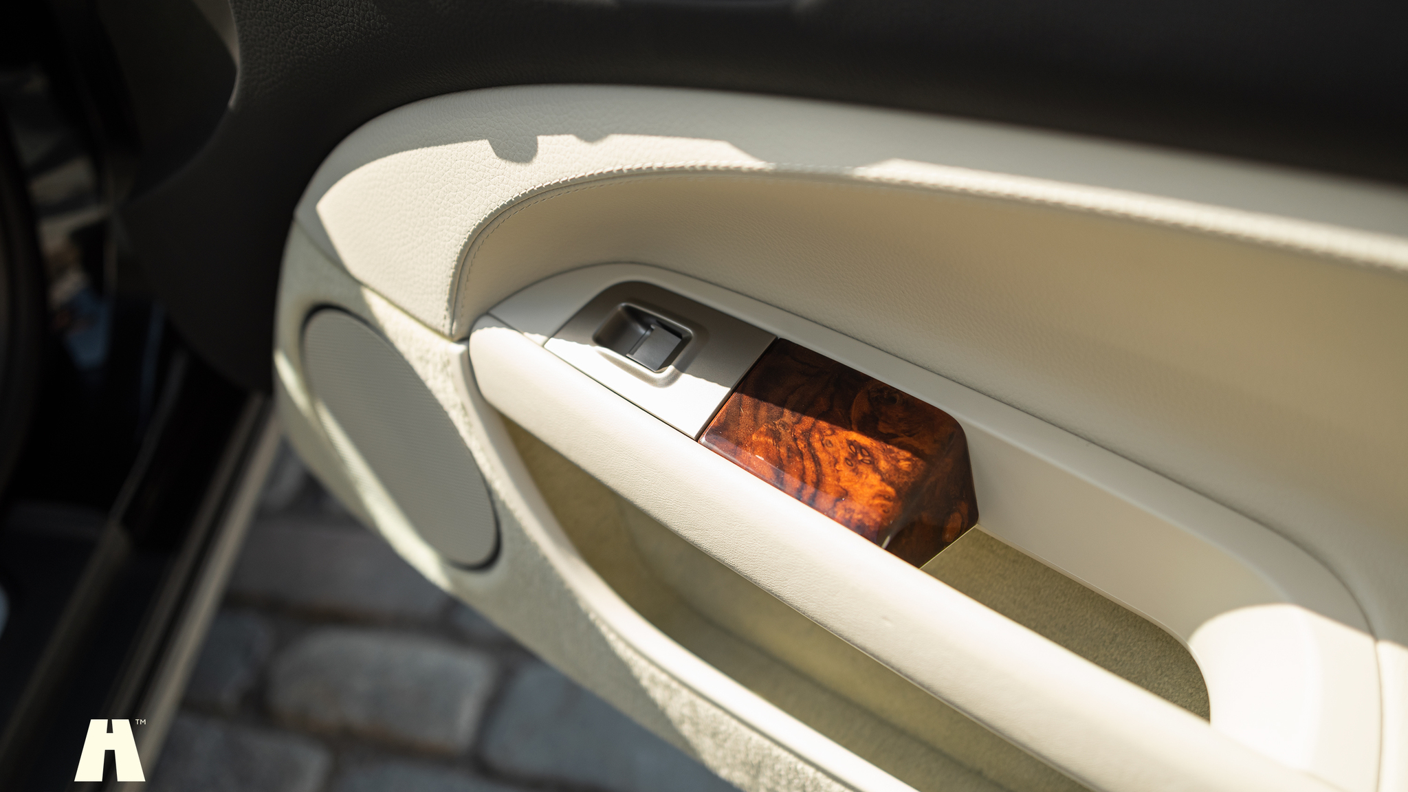 Interior image of 2008 Jaguar XKR (32)