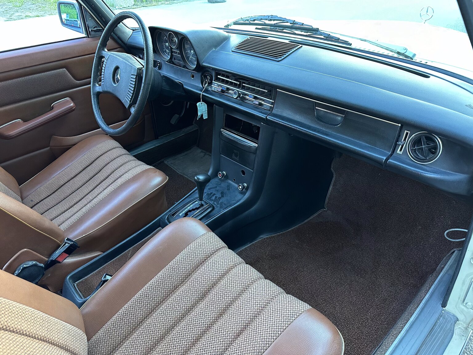 Interior image of 1974 Mercedes Benz 230.6