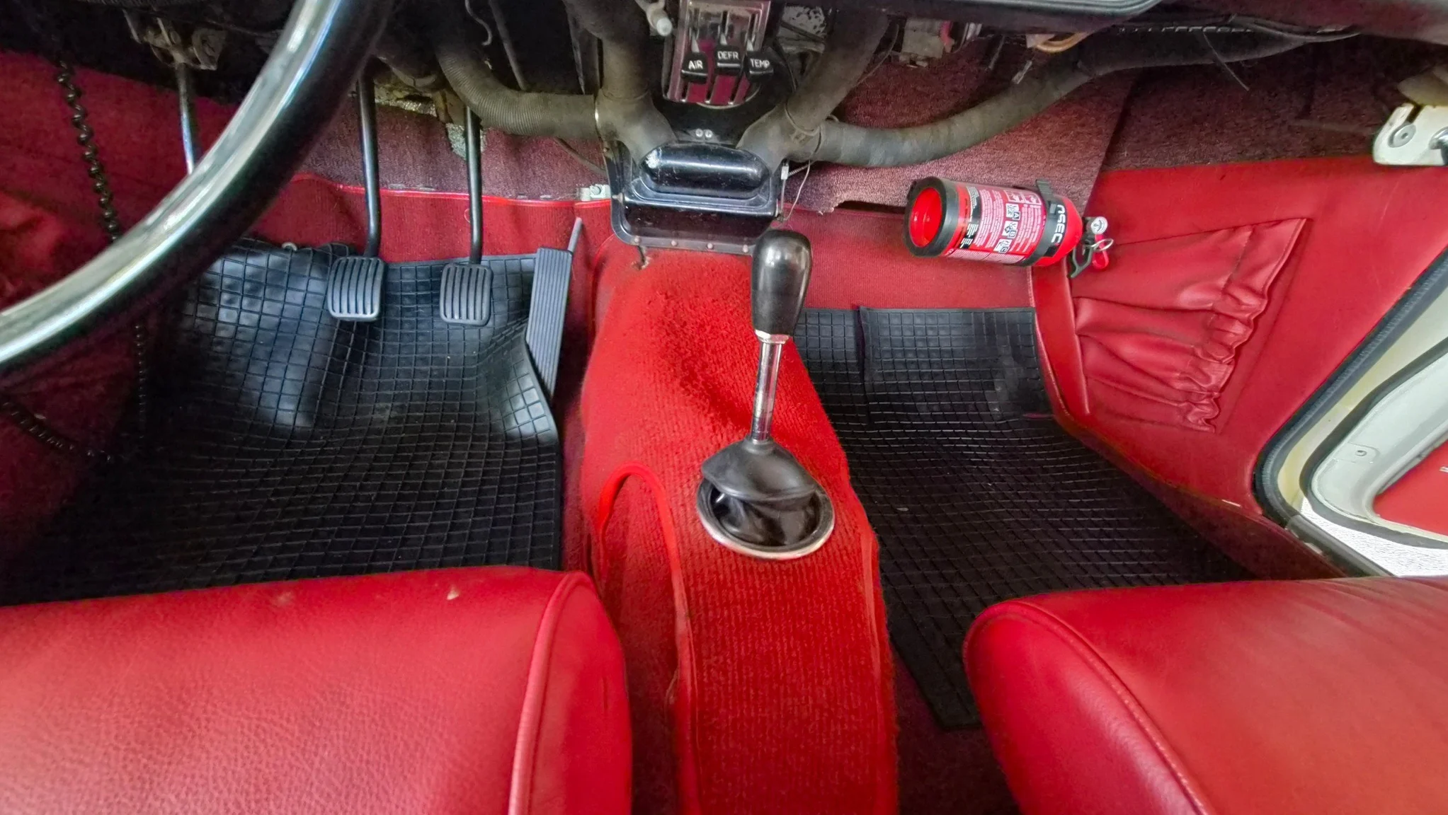 Interior image of 1966 Volvo P 1800S (9)