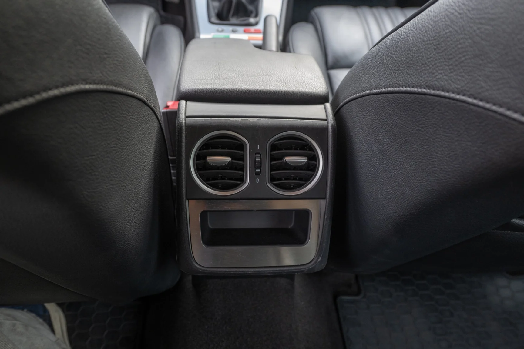 Innenraumfoto von 2008 Alfa Romeo 159 Q4 Sportwagon (39)