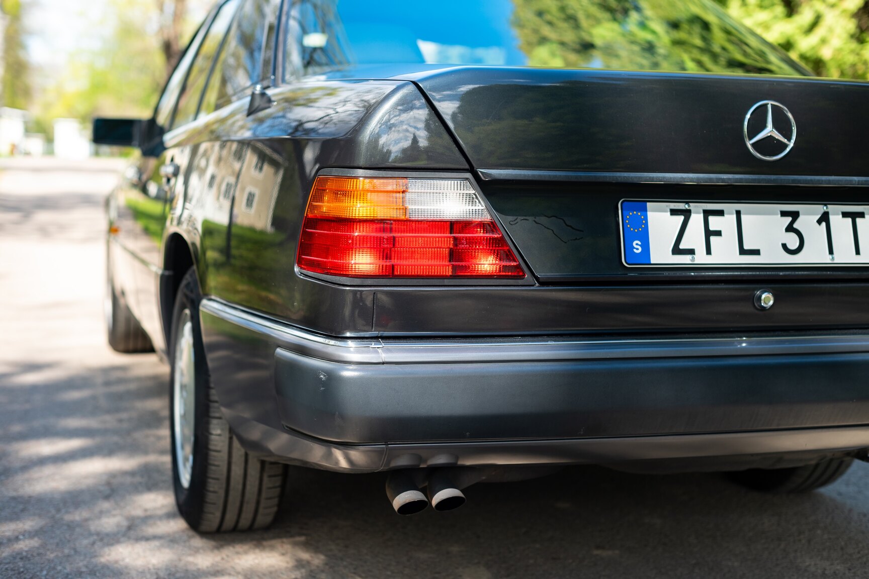 Exterior image of 1993 Mercedes-Benz 400 E