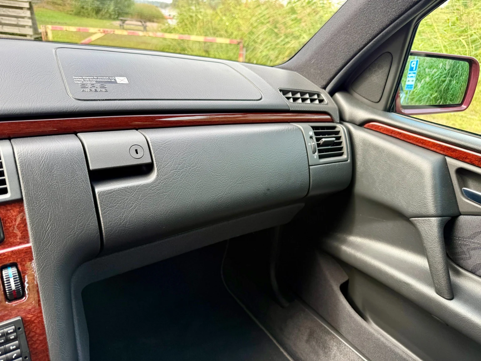 Innenraumfoto von 1997 Mercedes-Benz E 290 TD (29)