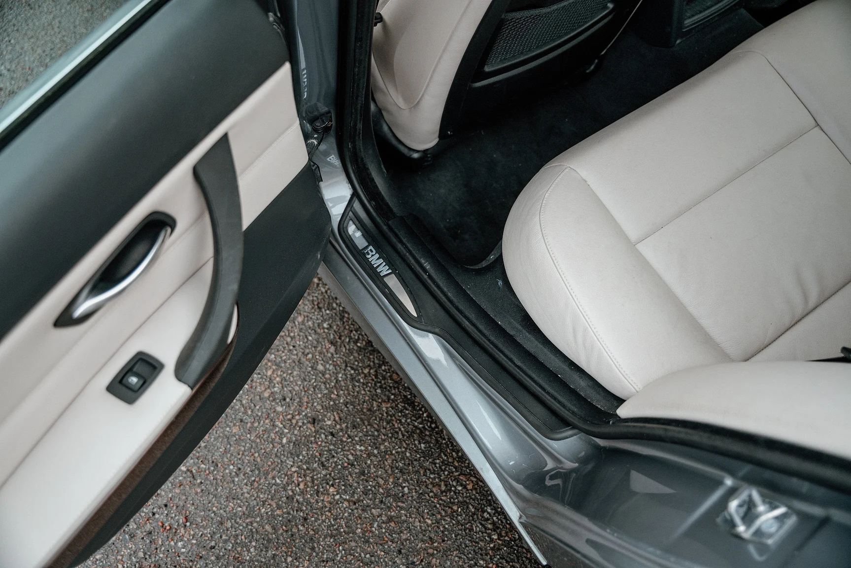 Innenraumfoto von 2010 BMW 325i Sedan (41)