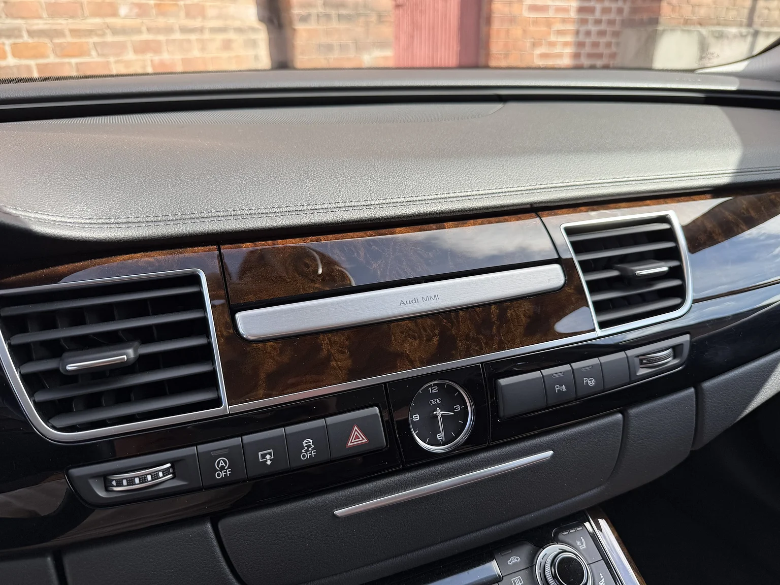 Innenraumfoto von 2014 Audi A8 4.0 TFSI (27)