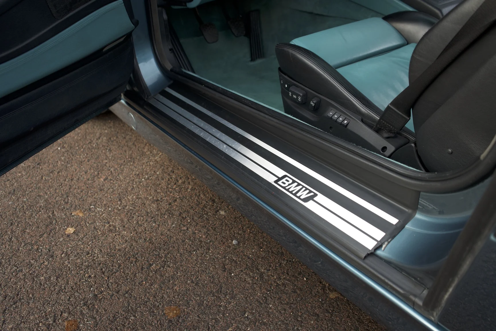 Interior image of 1992 BMW 850i 6-speed manual - 1 of 49 (10)