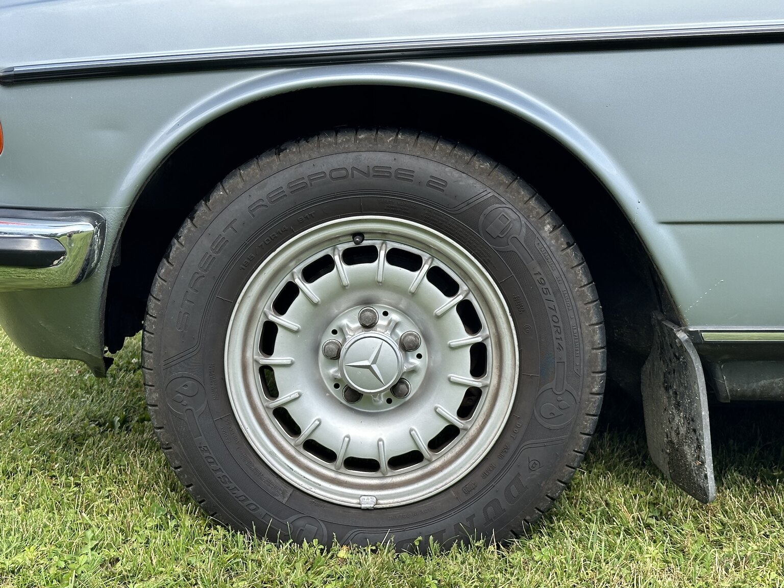 Exteriörbild på 1984 Mercedes-Benz 230 CE