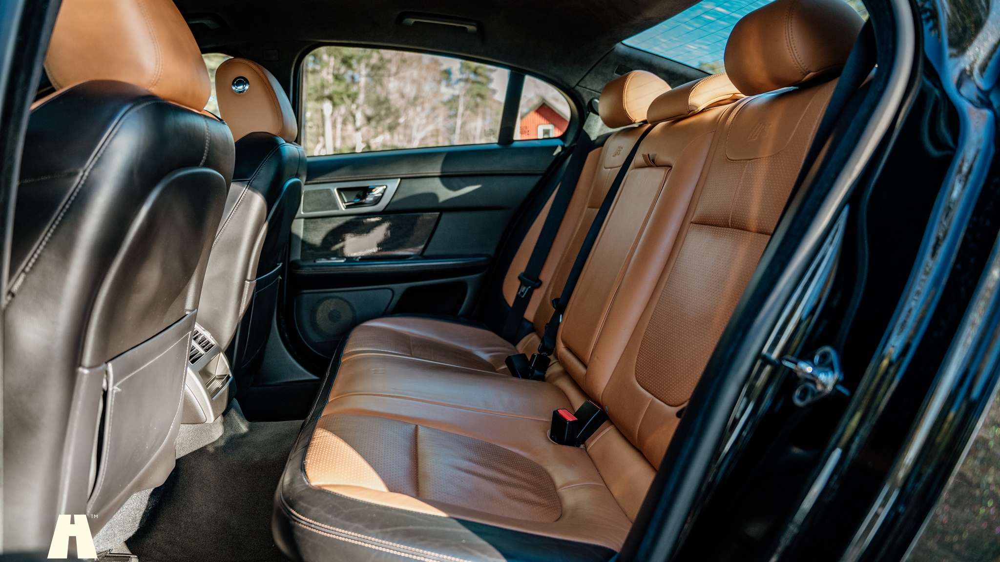 Interior image of 2010 Jaguar XFR (9)