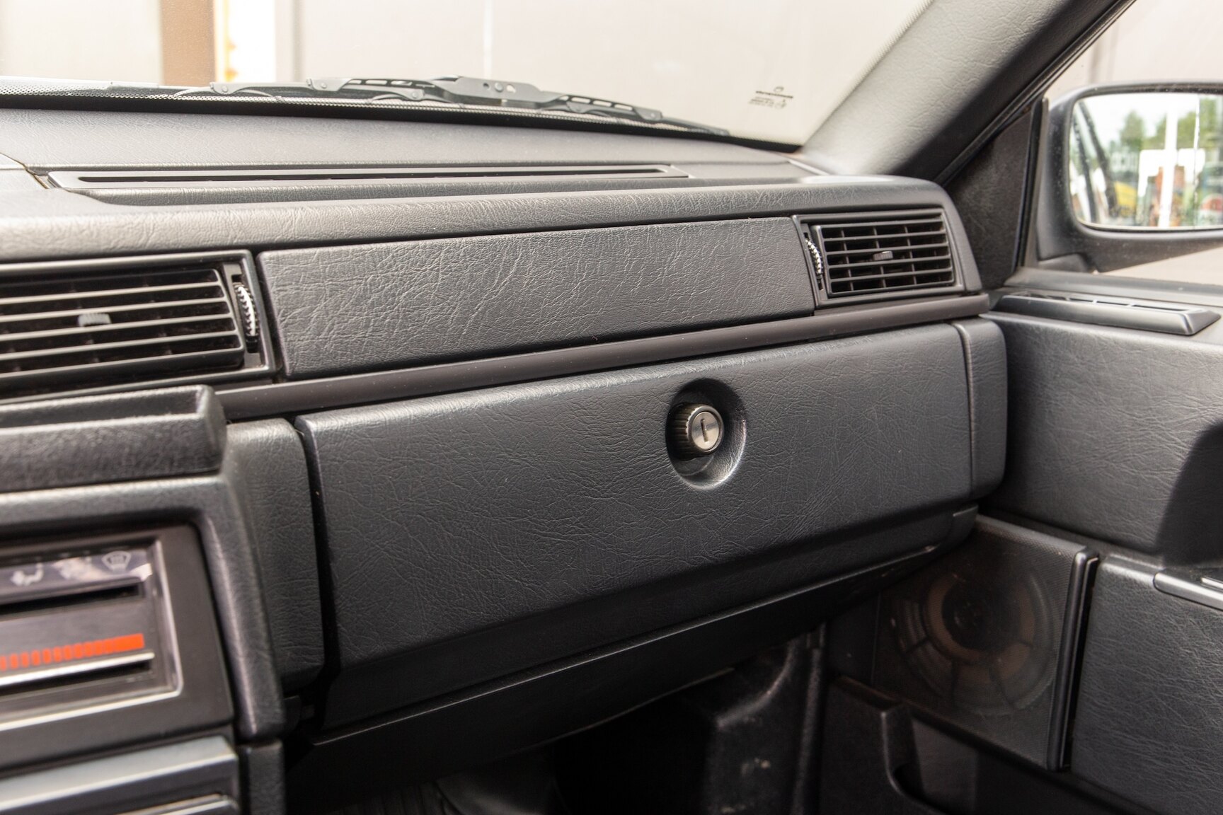 Interior image of 1990 Volvo 745 Turbo (29)