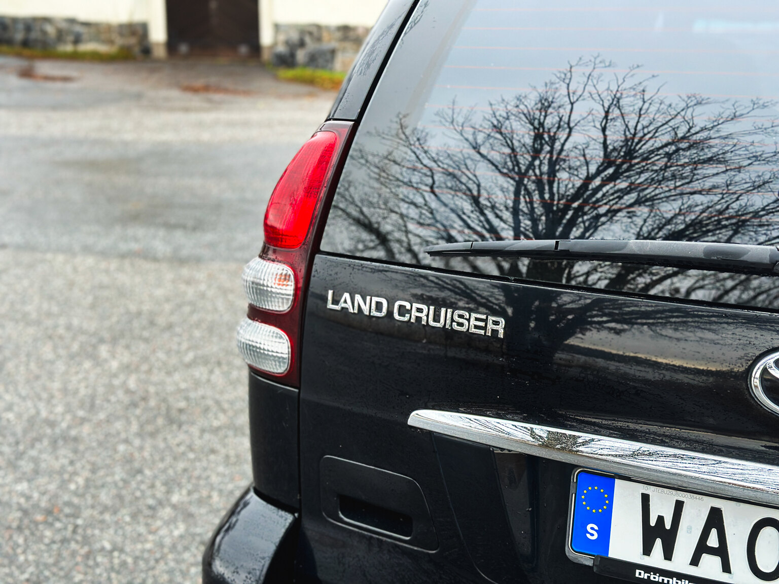 Exterior image of 2004 Toyota Land Cruiser