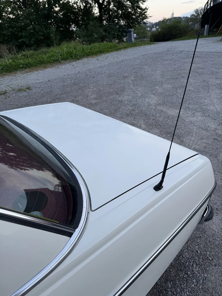 Exteriörbild på 1972 Mercedes-Benz 200 (26)