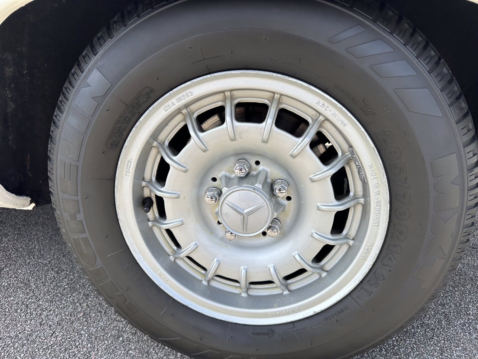 Exterior image of 1972 Mercedes-Benz 350 SL