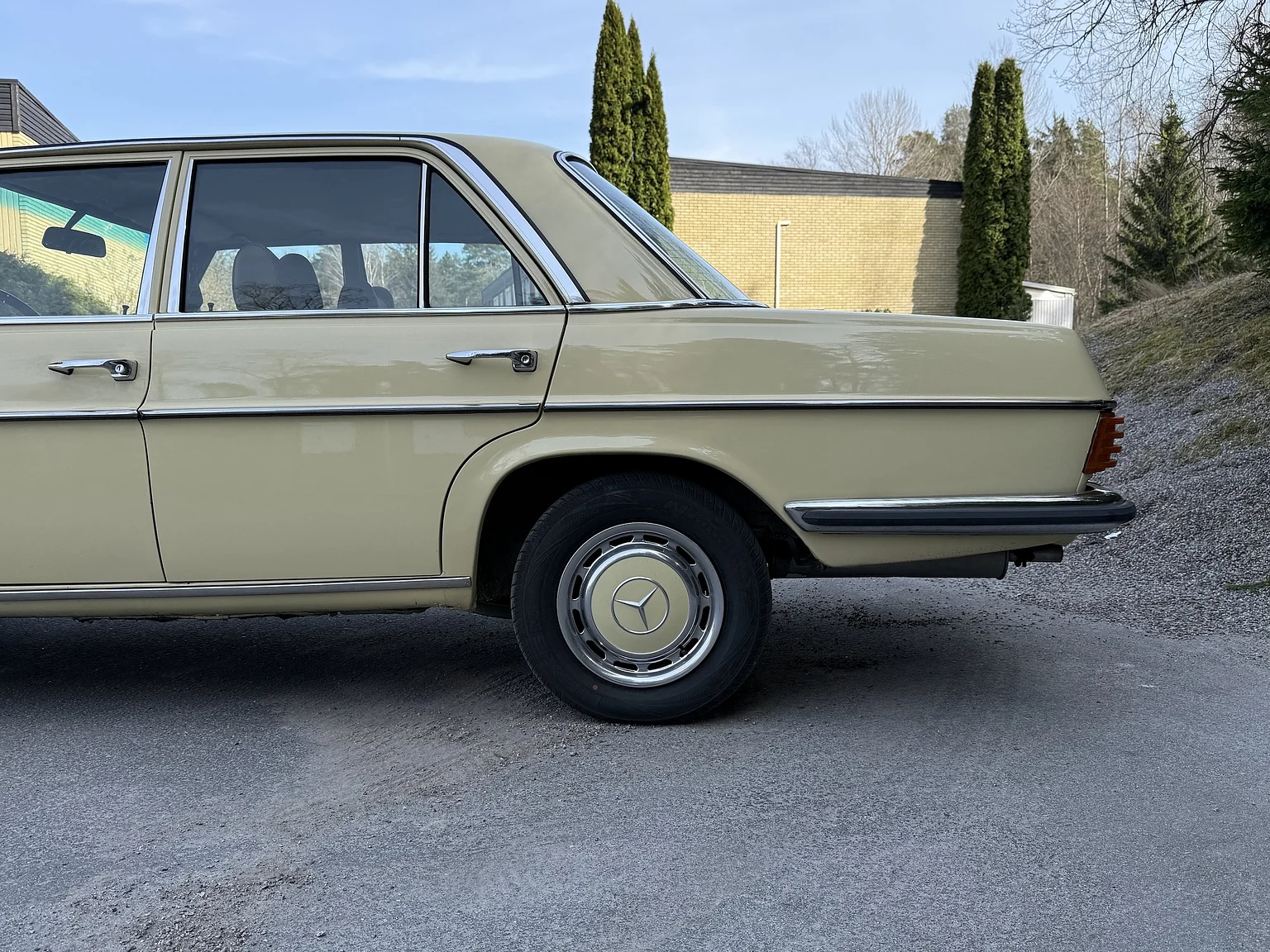 Exteriörbild på 1974 Mercedes-Benz 230 Automatic (46)