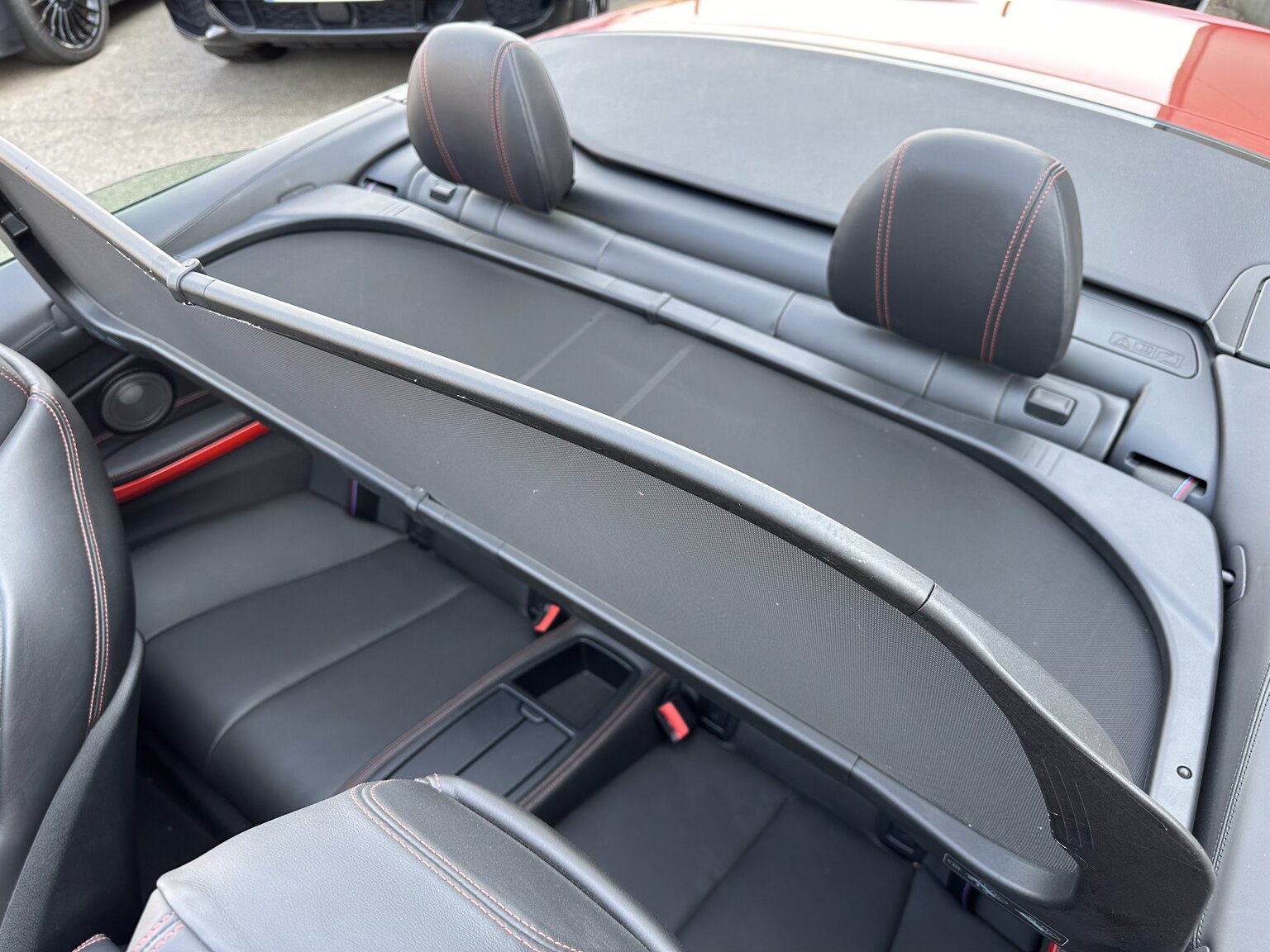 Innenraumfoto von 2018 BMW M4 Competition Convertible F83 Manual