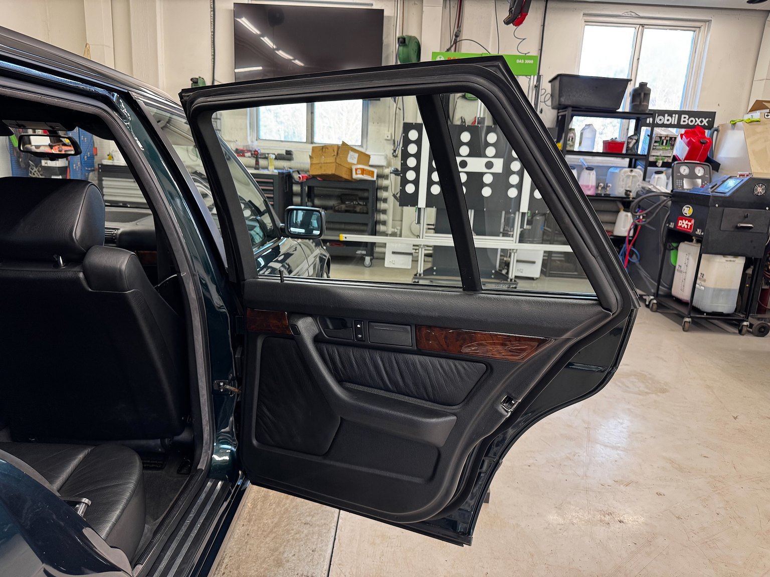 Interior image of 1995 BMW 540i Touring - NO RESERVE (38)