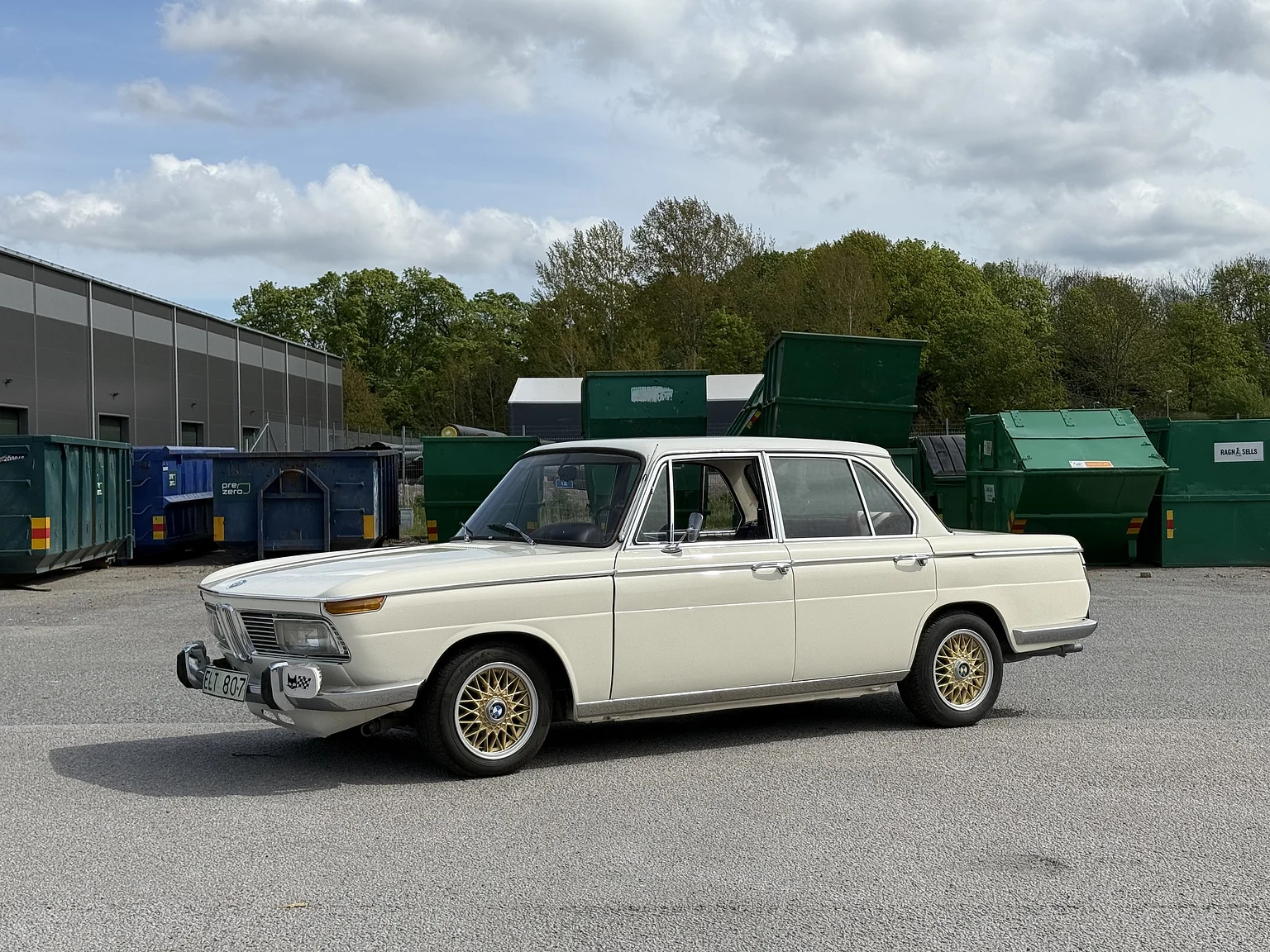 Exteriörbild på 1970 BMW New Class 4-dörrars Sedan (1)