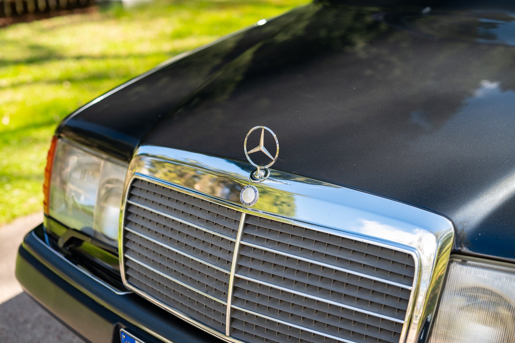 Exterior image of 1993 Mercedes-Benz 400 E