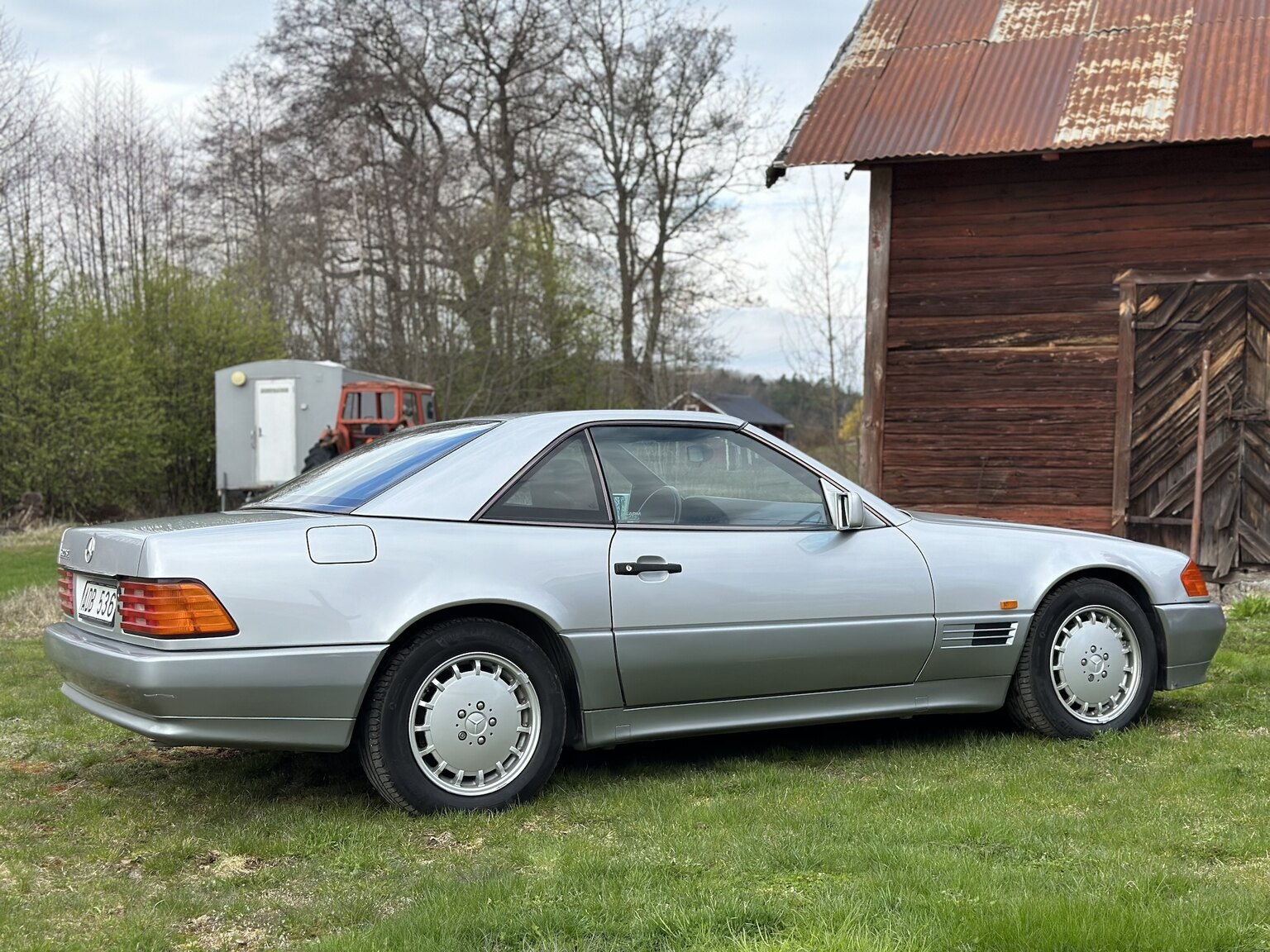 Exterior image of 1992 Mercedes-Benz SL 500