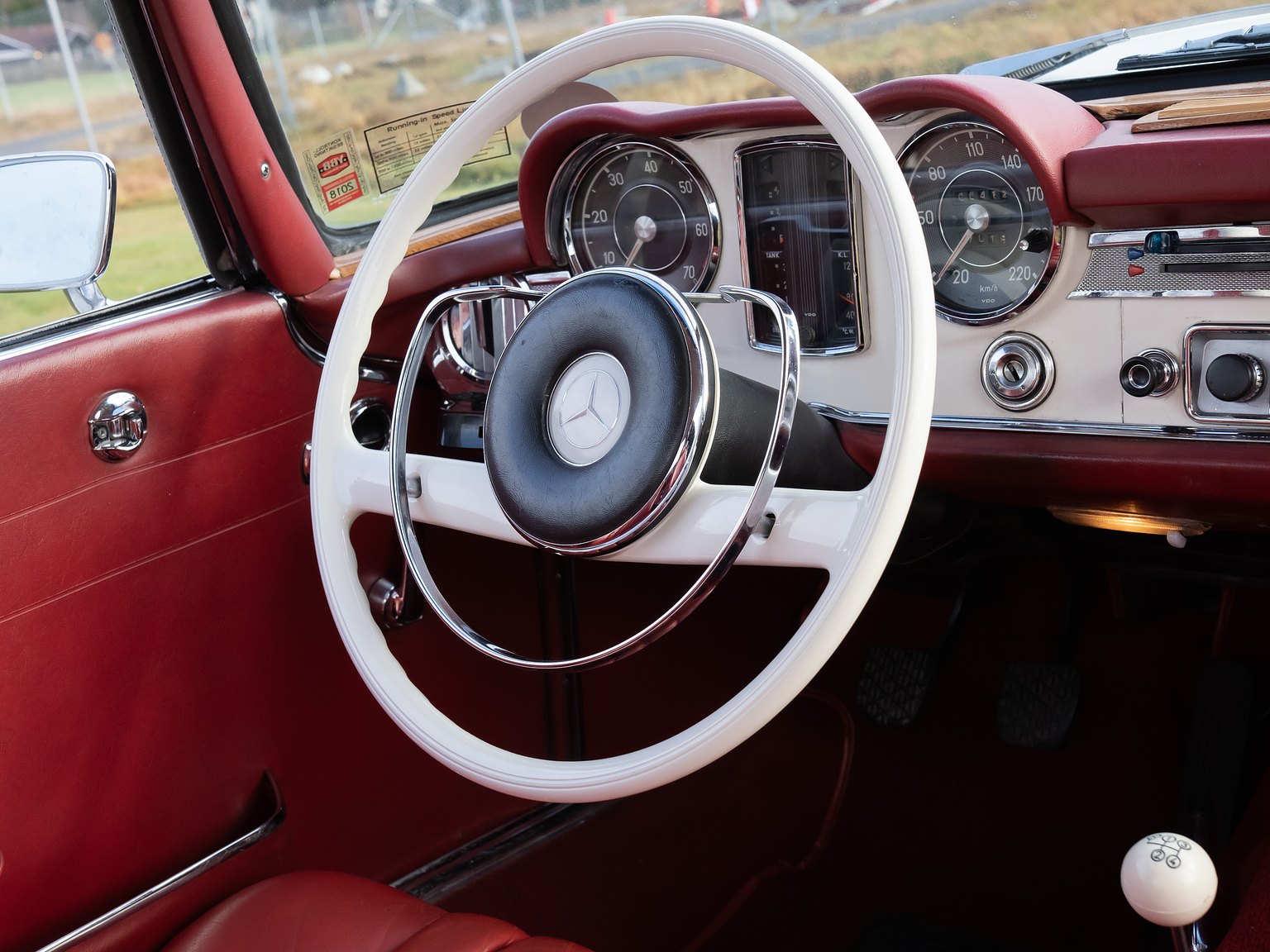 Innenraumfoto von 1966 Mercedes-Benz 230 SL "Pagoda"