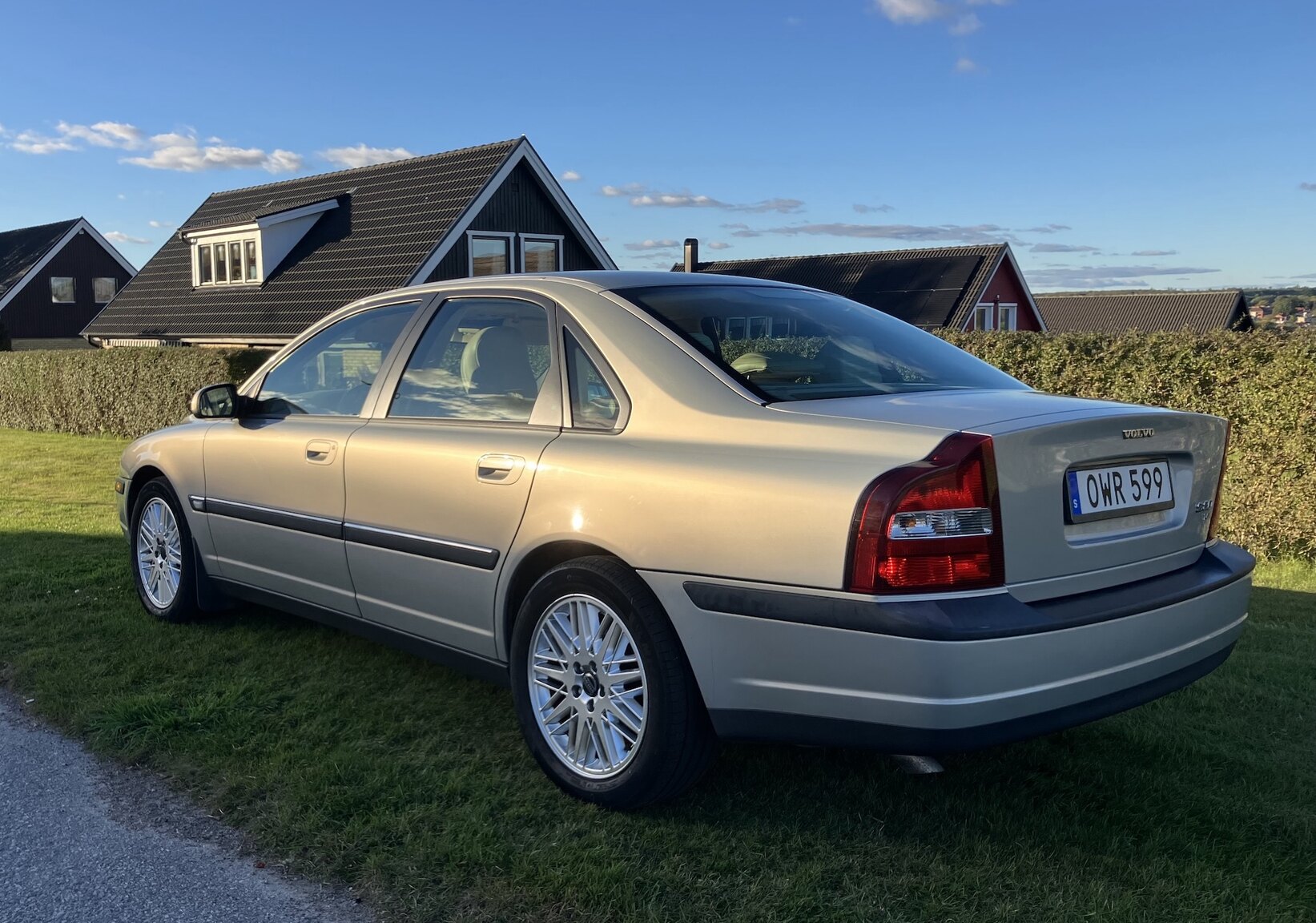 Exterior image of 1999 Volvo S80