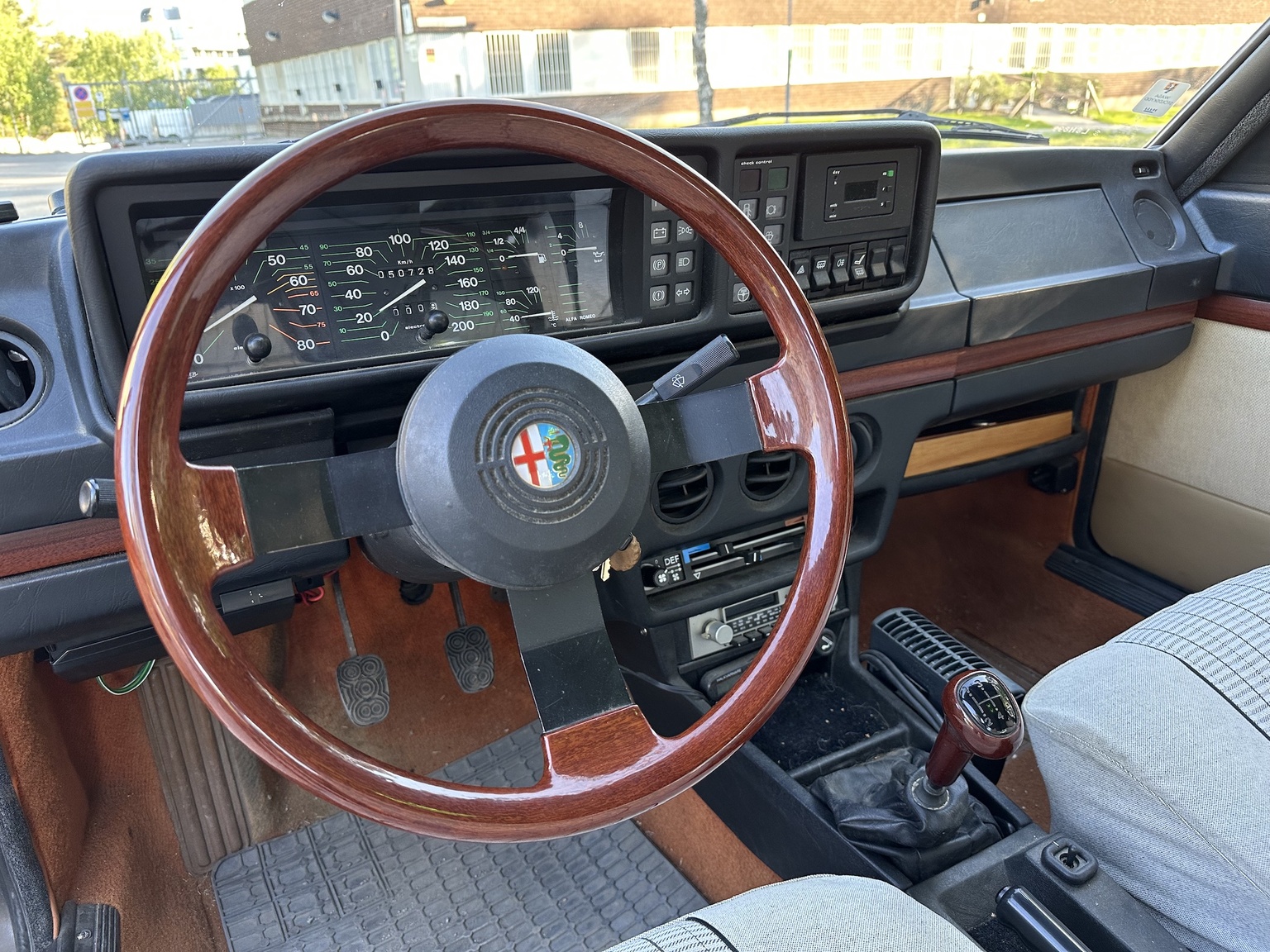 Innenraumfoto von 1984 Alfa Romeo Alfetta 2000