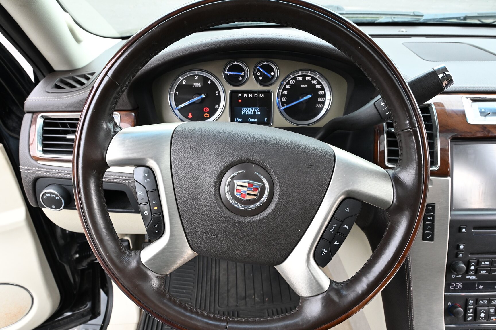 Interior image of 2010 Cadillac Escalade ESV 6.2 Flexfuel