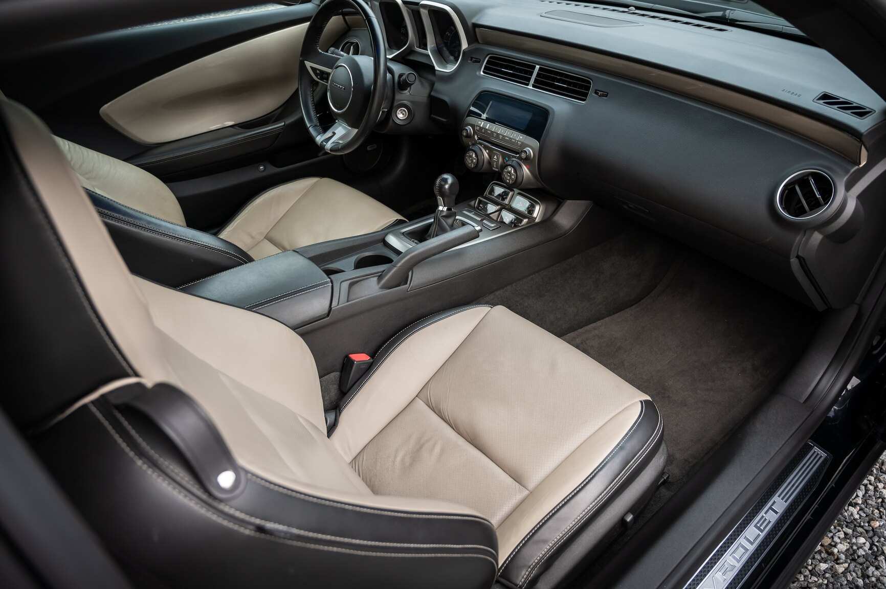 Interiörbild 2010 Chevrolet Camaro SS (8)