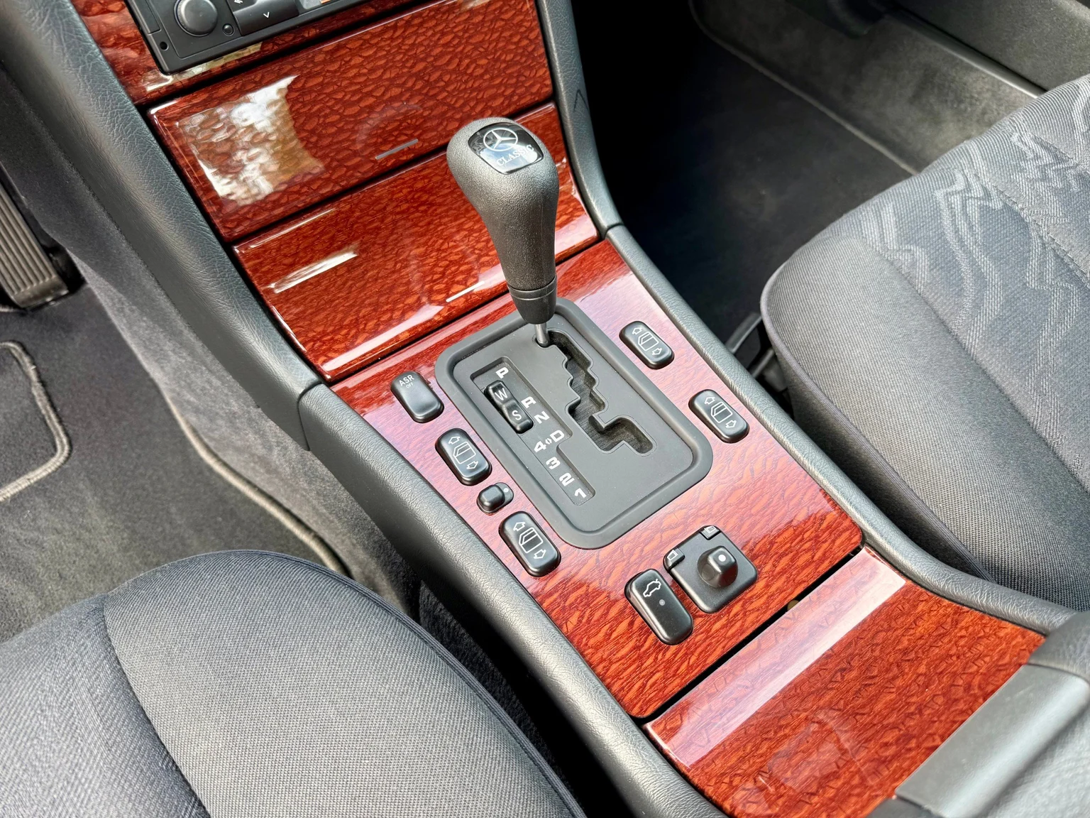 Innenraumfoto von 1997 Mercedes-Benz E 290 TD (20)